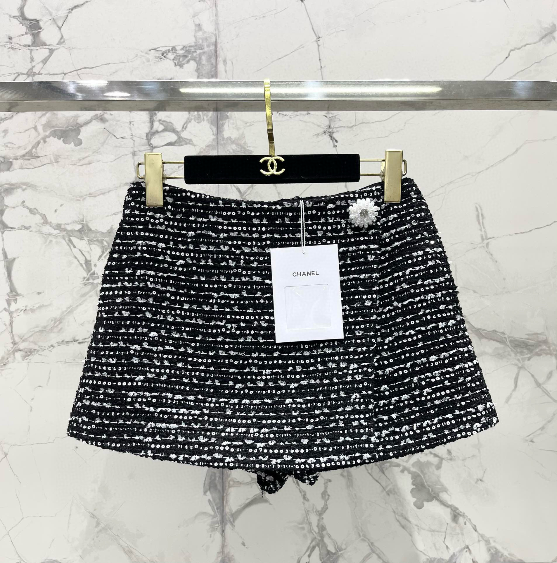 Шорты женские в стиле Chanel из твида с пайетками чёрного цвета