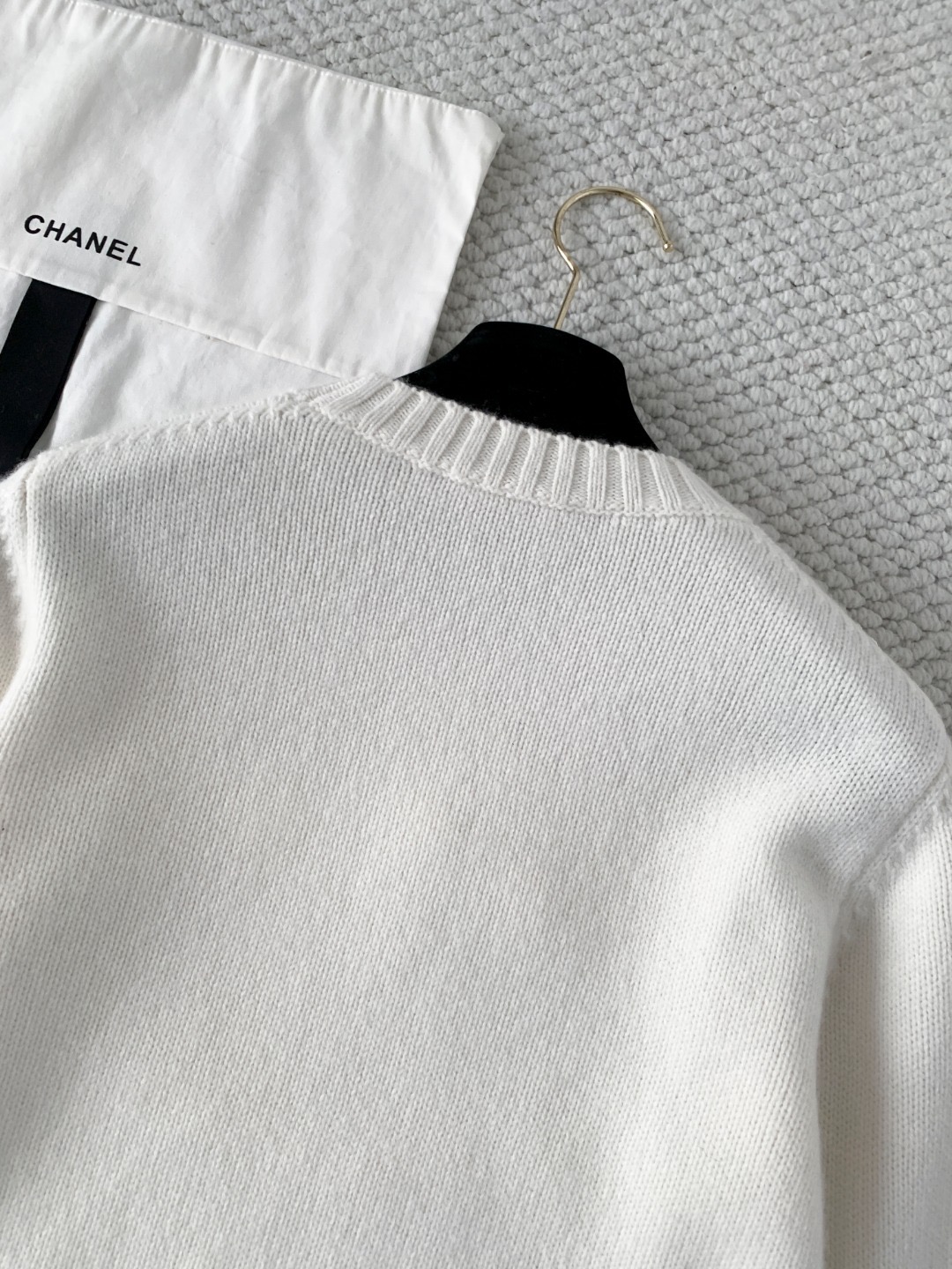 Свитер женский в стиле Prada из шерсти белого цвета с фирменной вышивкой