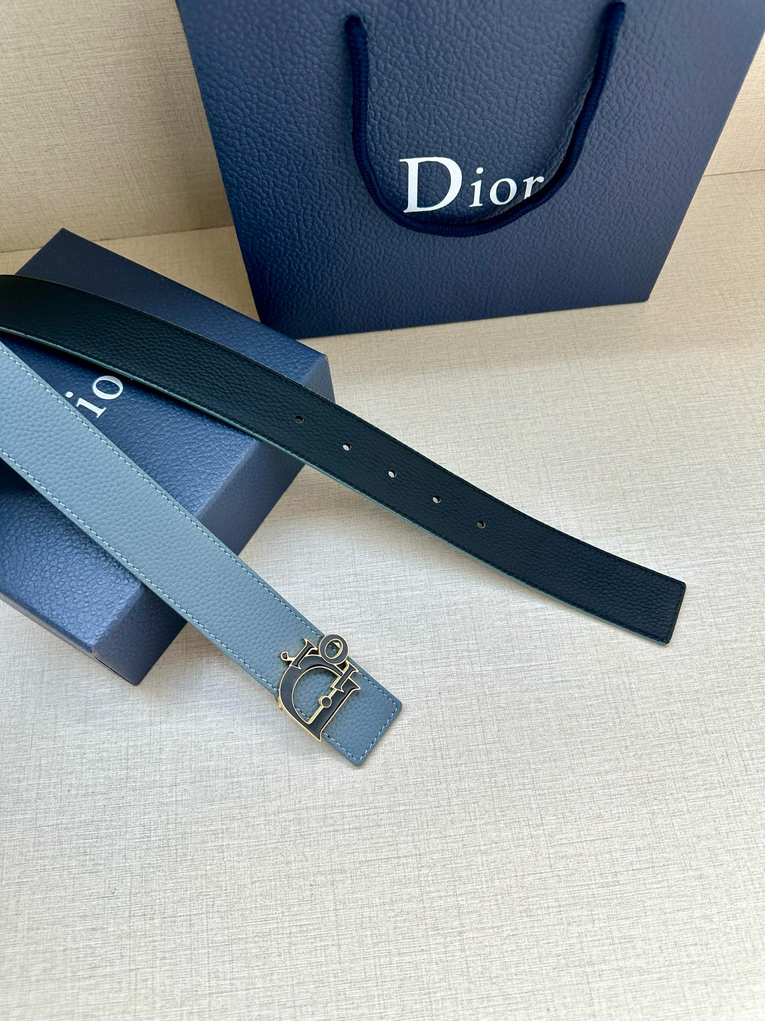 Ремень мужской двусторонний в стиле Dior Dior Charm из натуральной кожи серо-голубого цвета
