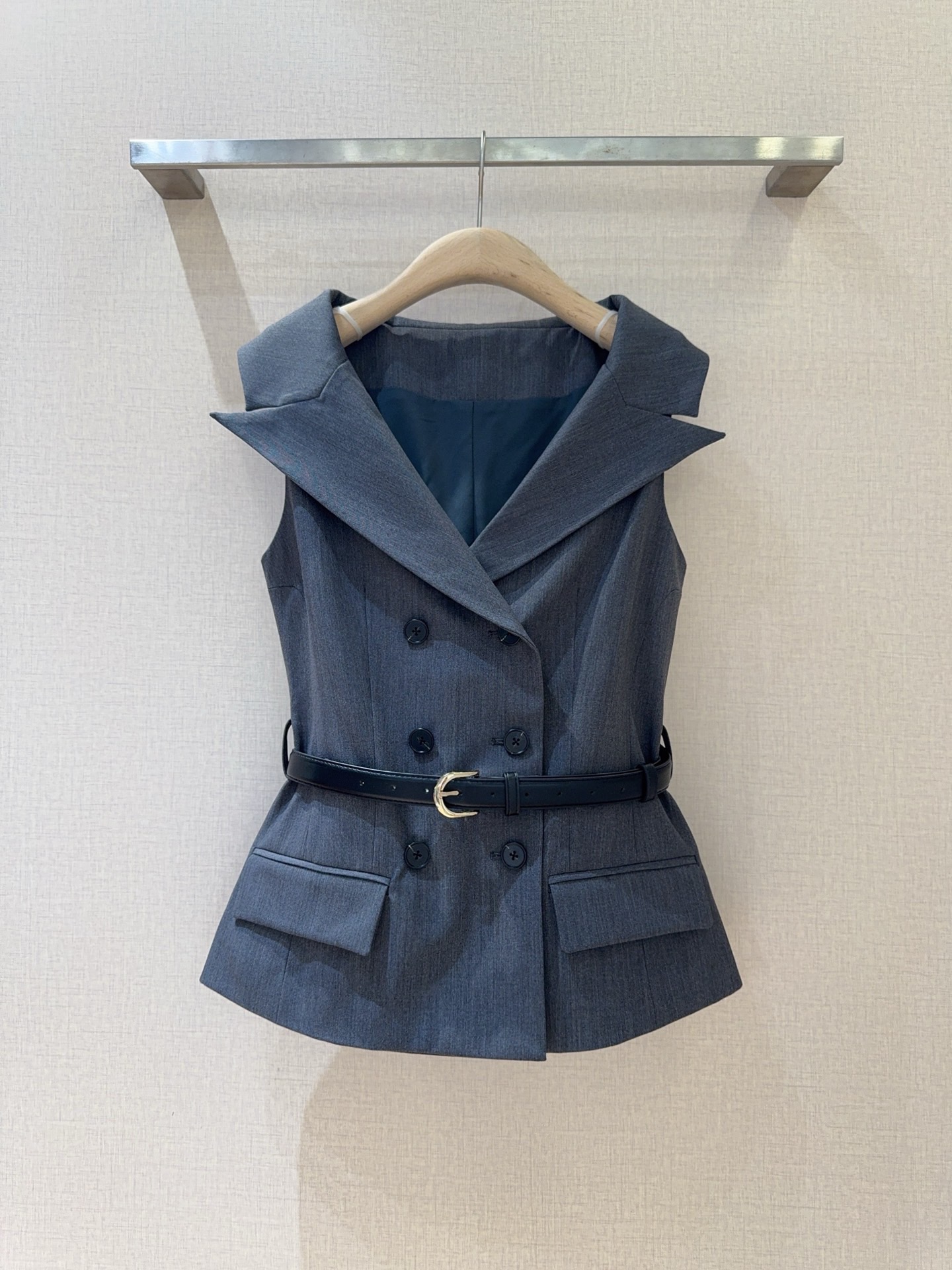 Жилет женский в стиле Self-Portrait  серого цвета двубортный с поясом