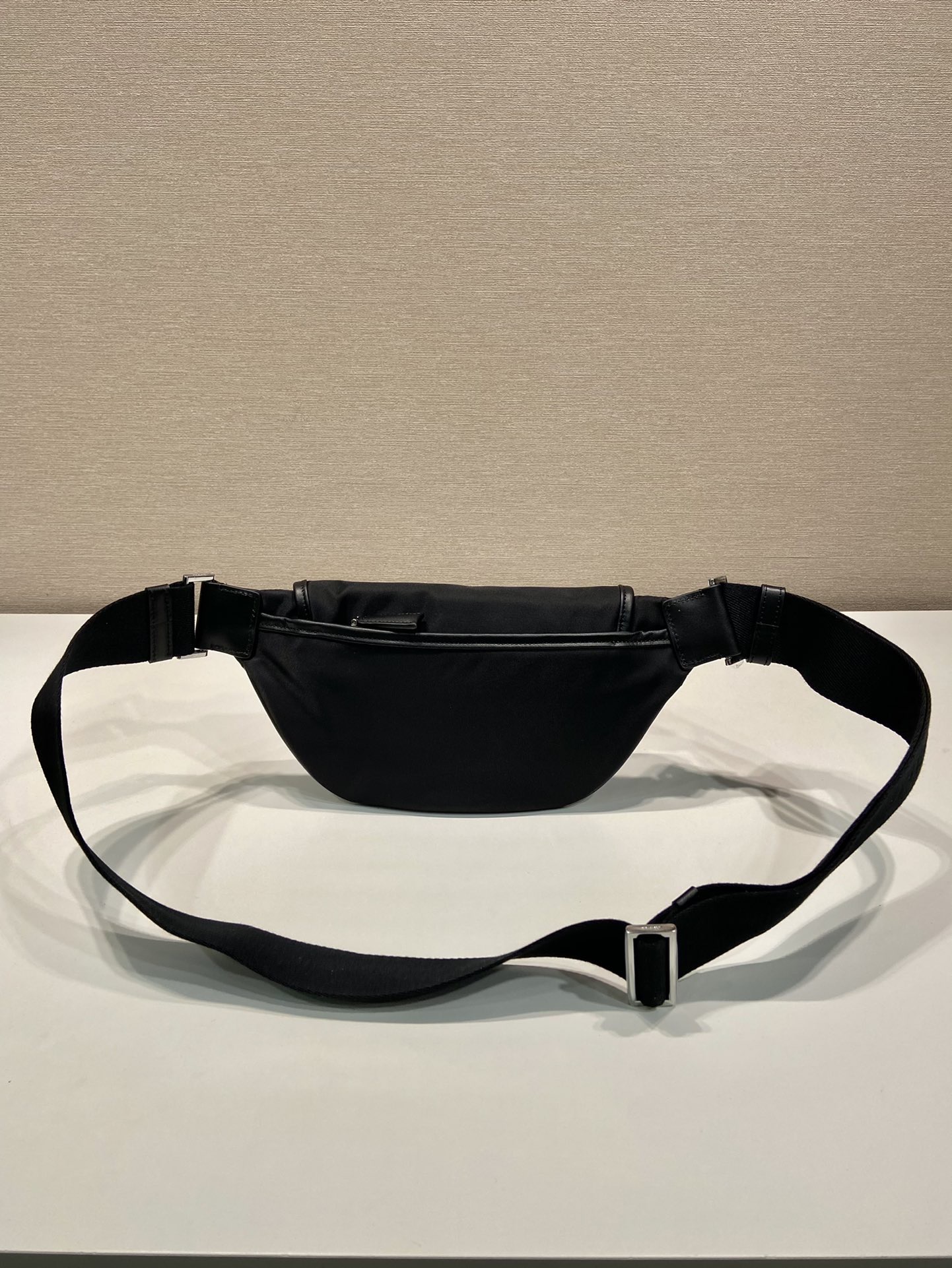 Сумка поясная / кроссбоди унисекс в стиле Prada Re-Nylon чёрного цвета с кожаной отделкой