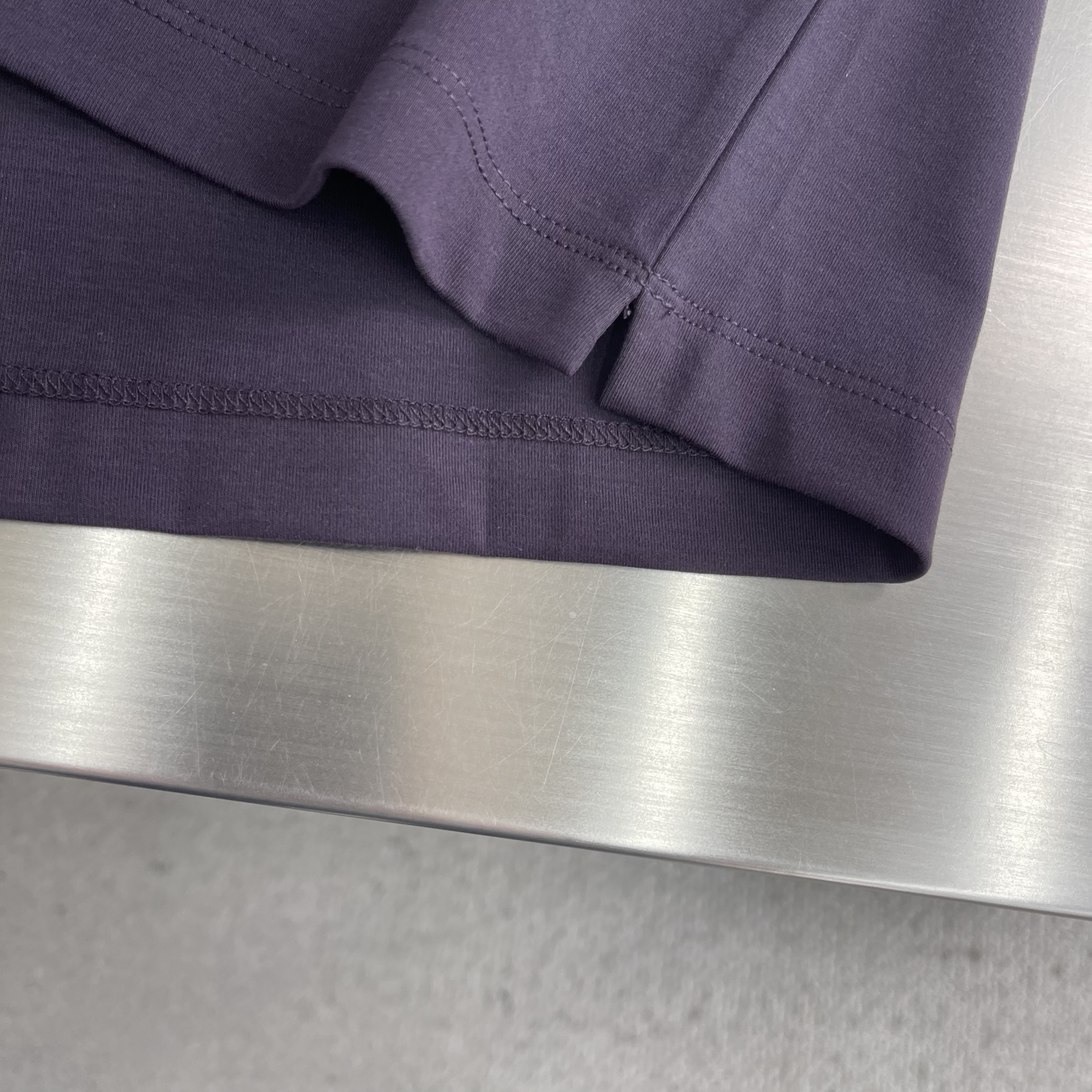 Футболка мужская в стиле Loro Piana из хлопка фиолетового цвета с контрастной отделкой