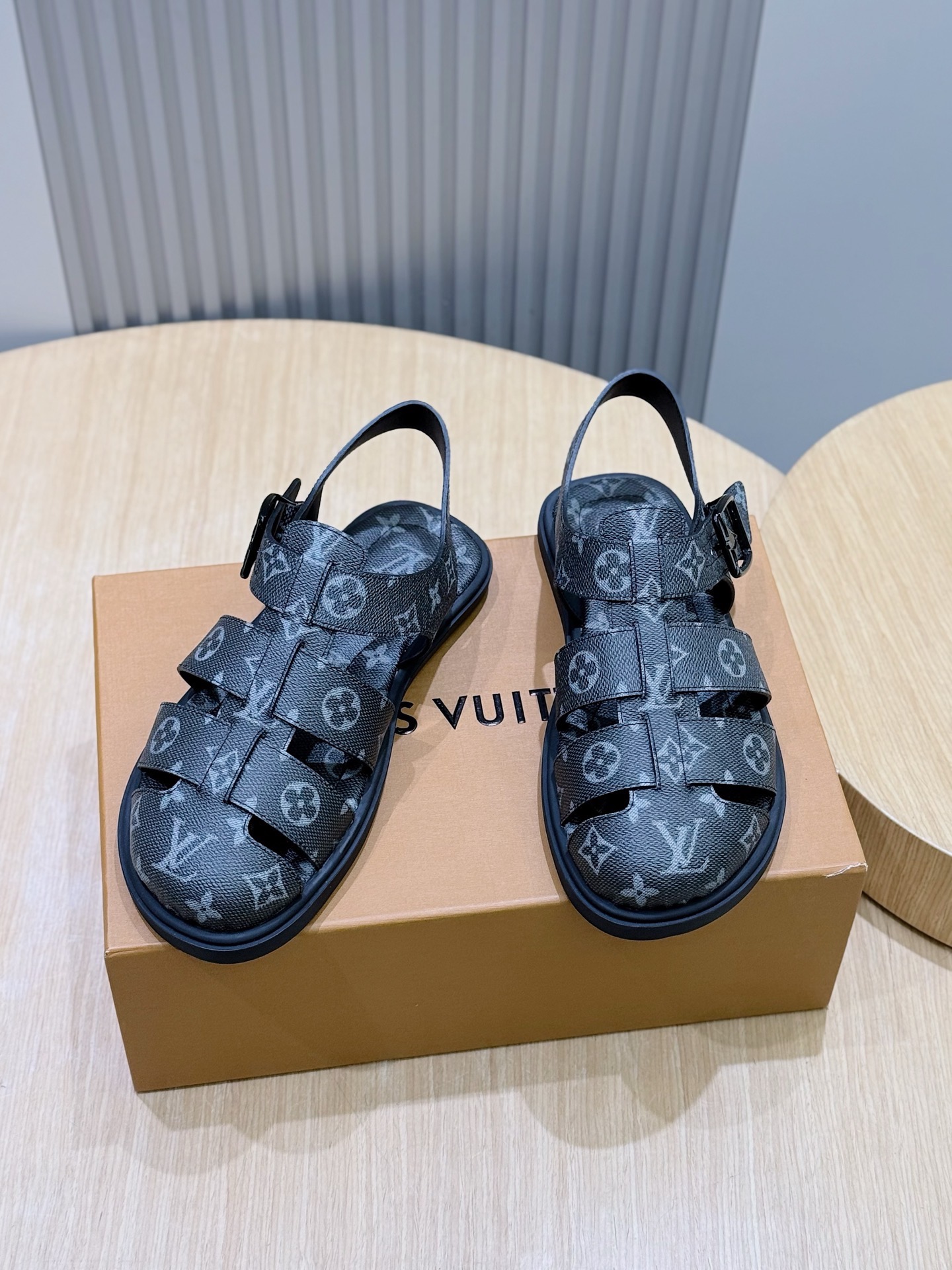 Сандалии мужские в стиле Louis Vuitton с монограммой серого цвета