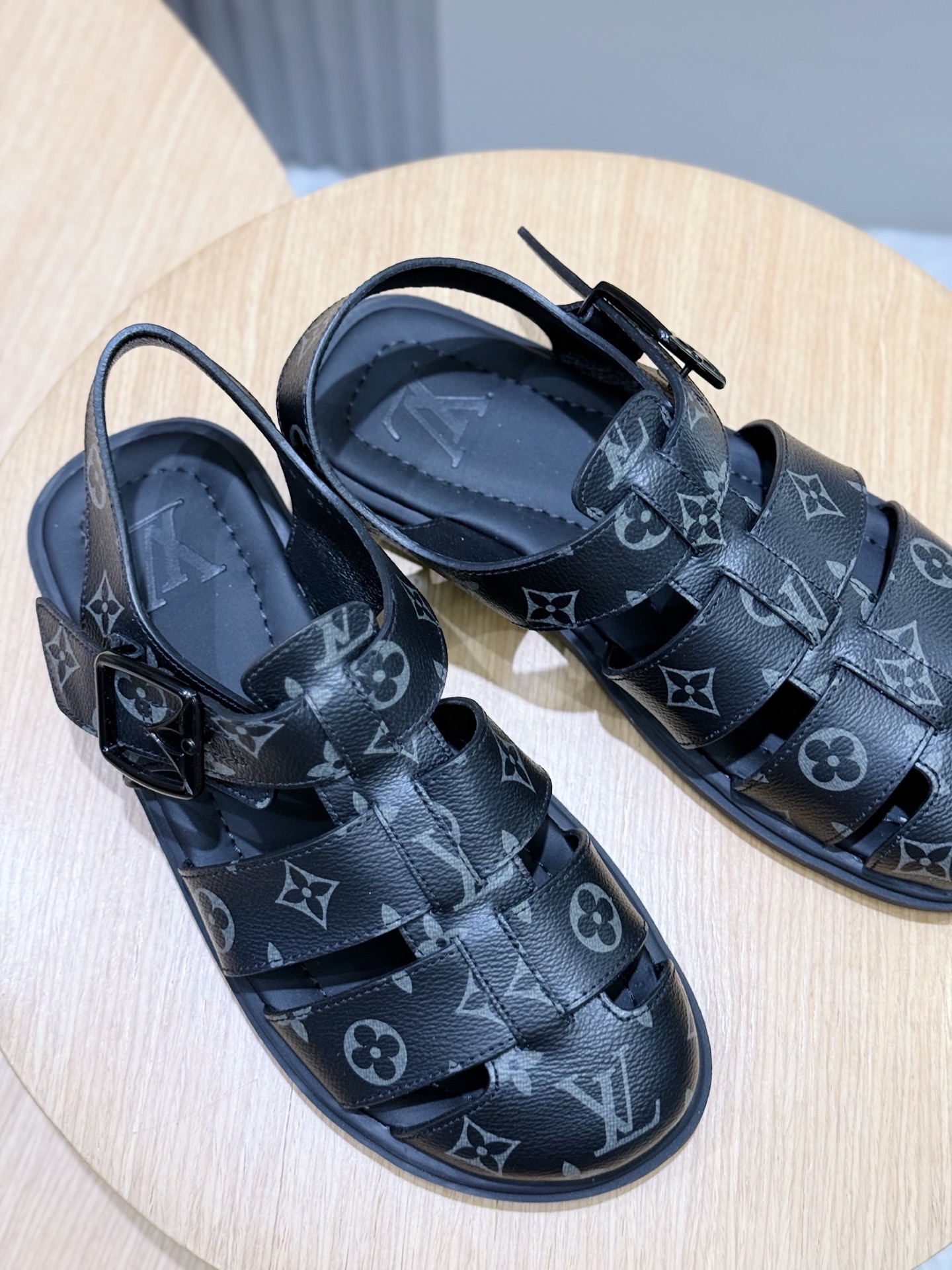 Сандалии мужские Louis Vuitton с монограммой чёрного цвета