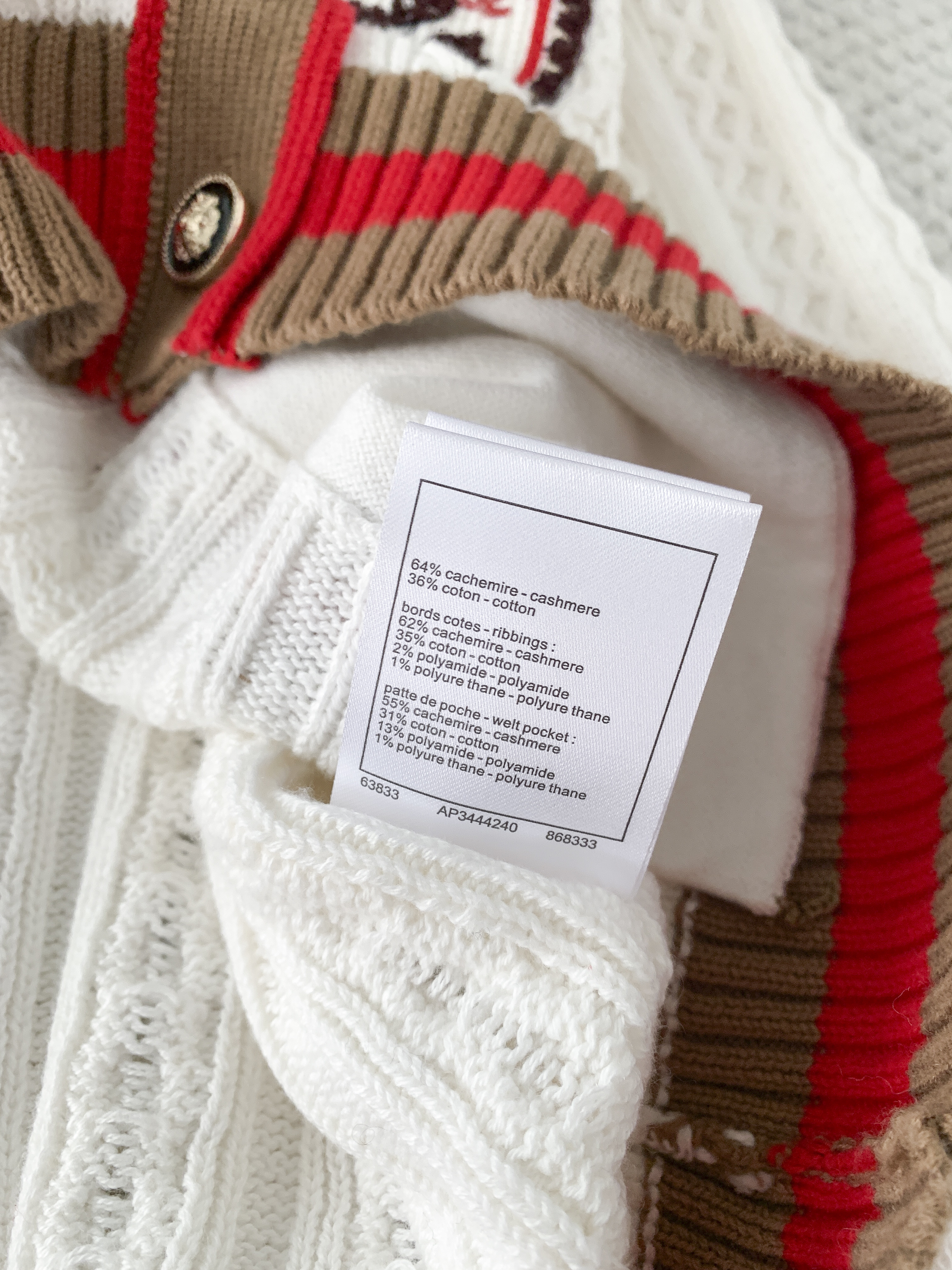 Кардиган женский в стиле Chanel белого цвета с контрастной отделкой