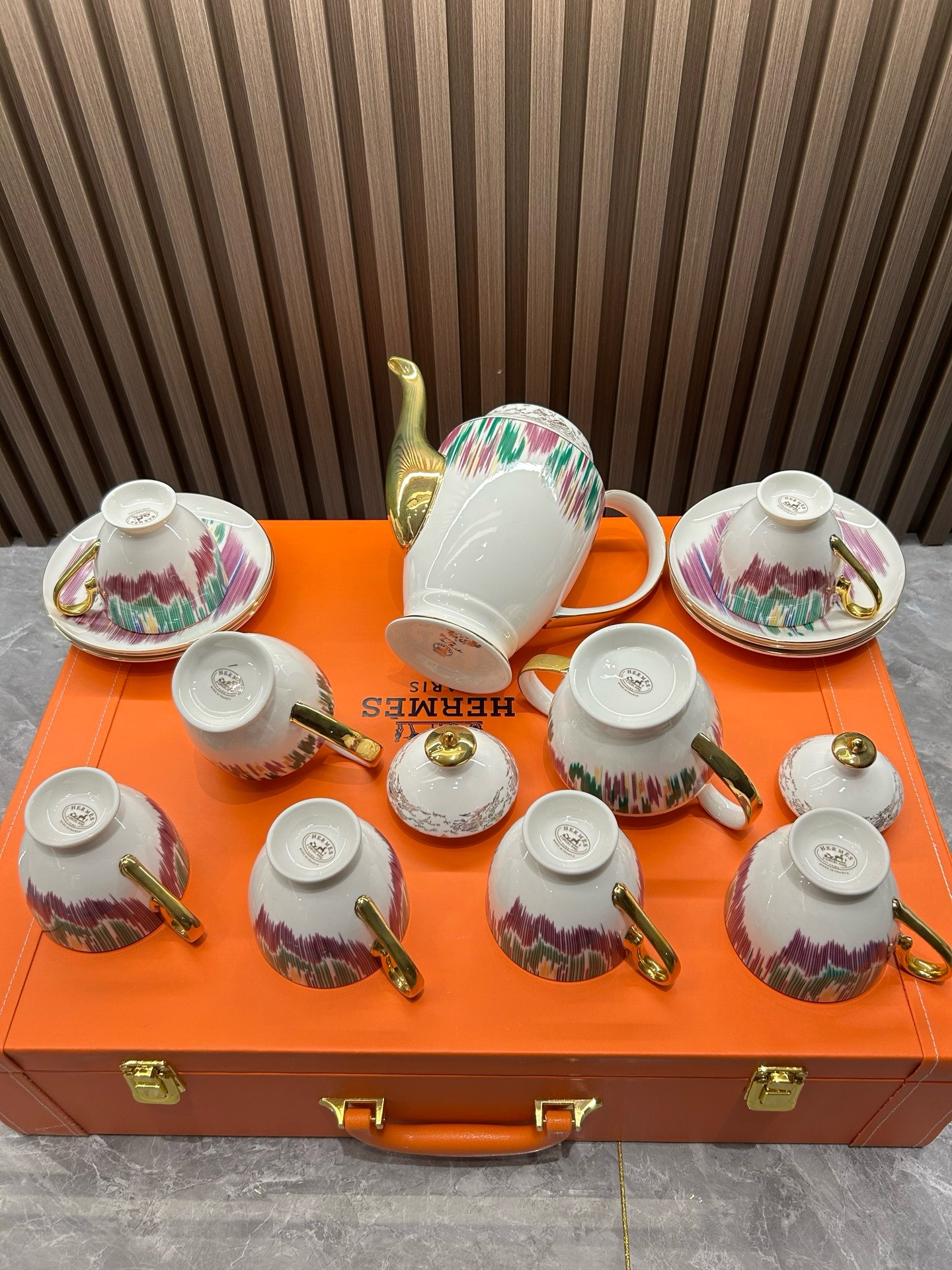 Чайно-кофейный сервиз Hermes из костяного фарфора с декоративной росписью