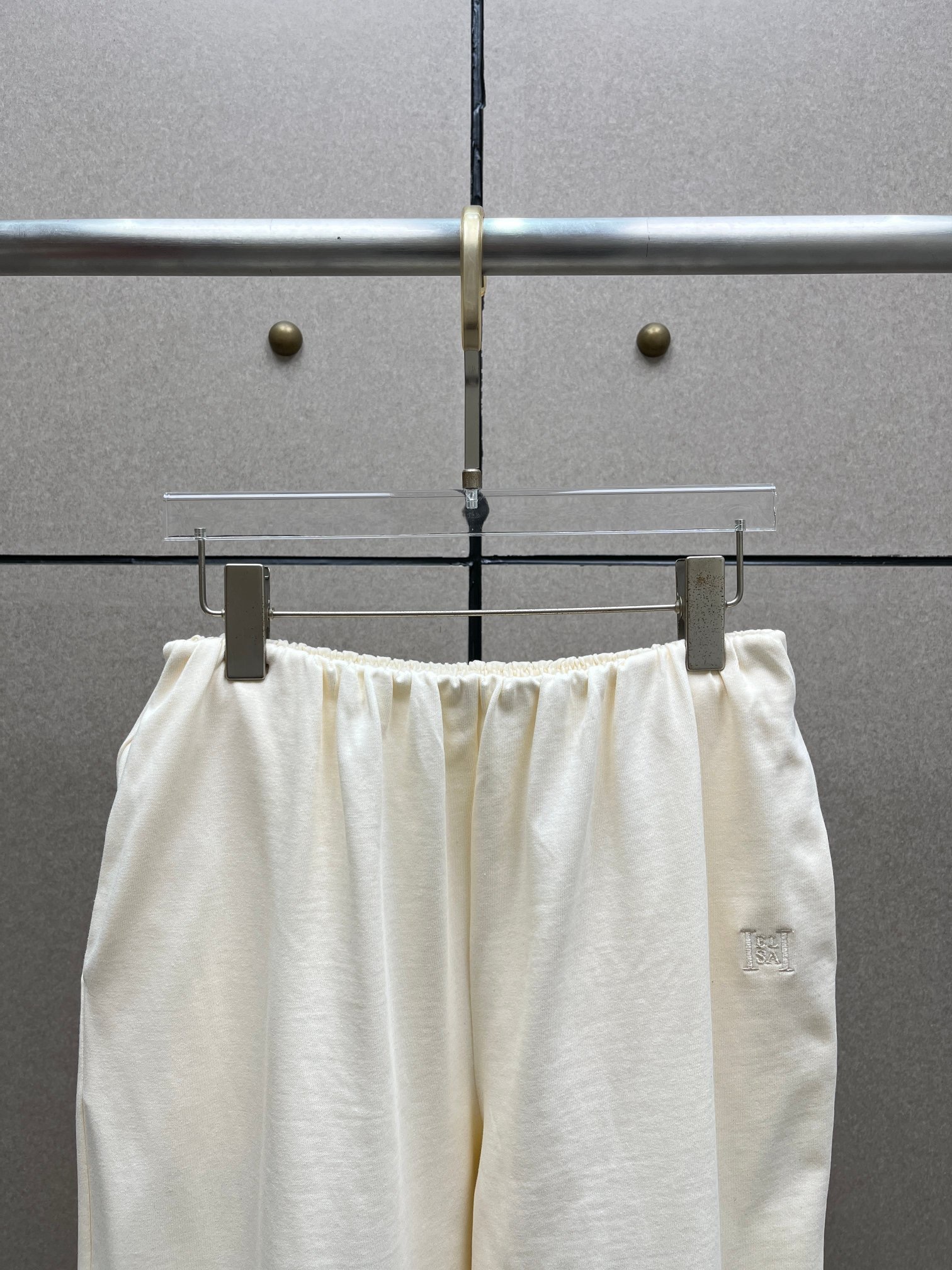 Брюки женские в стиле Toteme молочного цвета с вышивкой