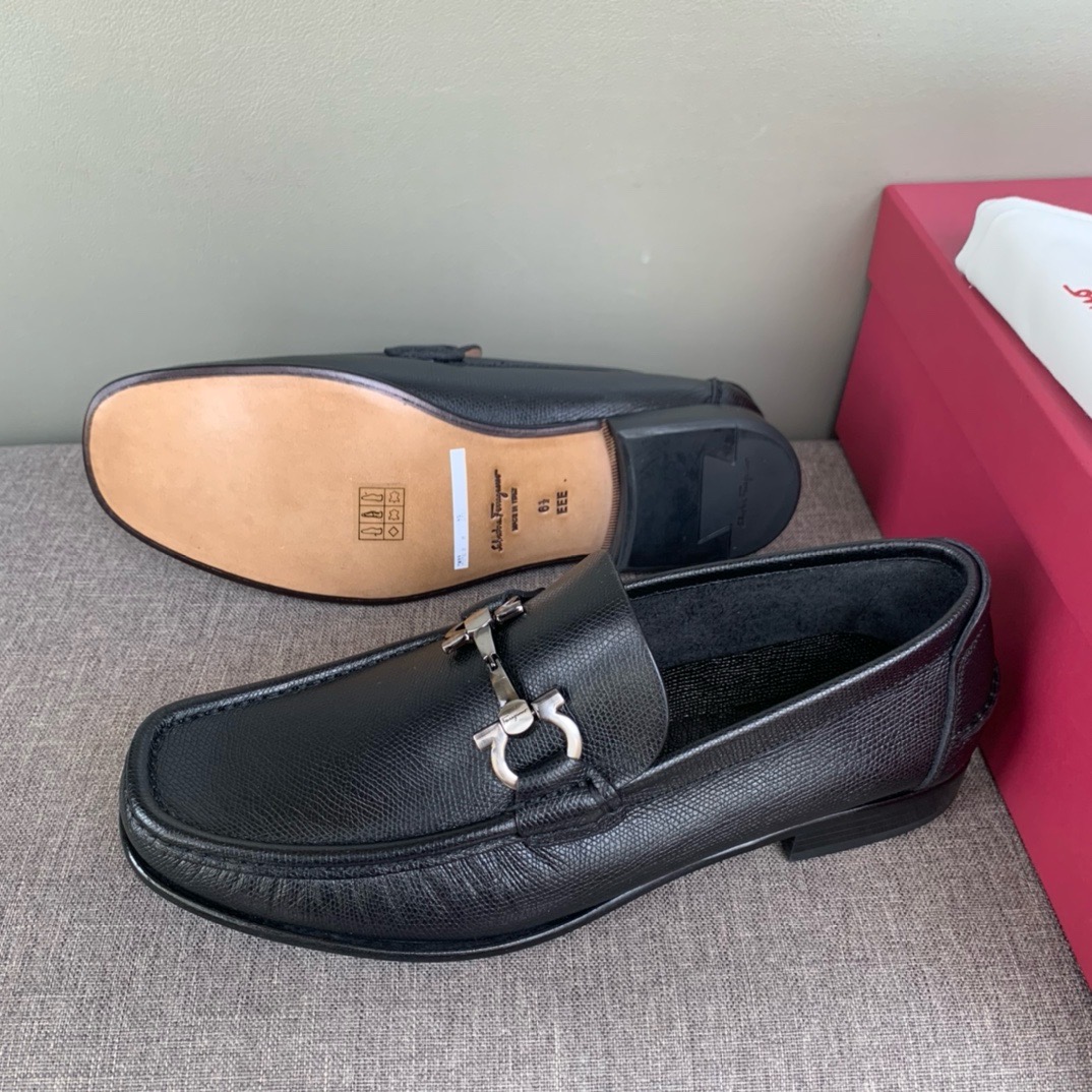 Лоферы мужские в стиле Salvatore Ferragamo из натуральной кожи с ладонной текстурой черного цвета