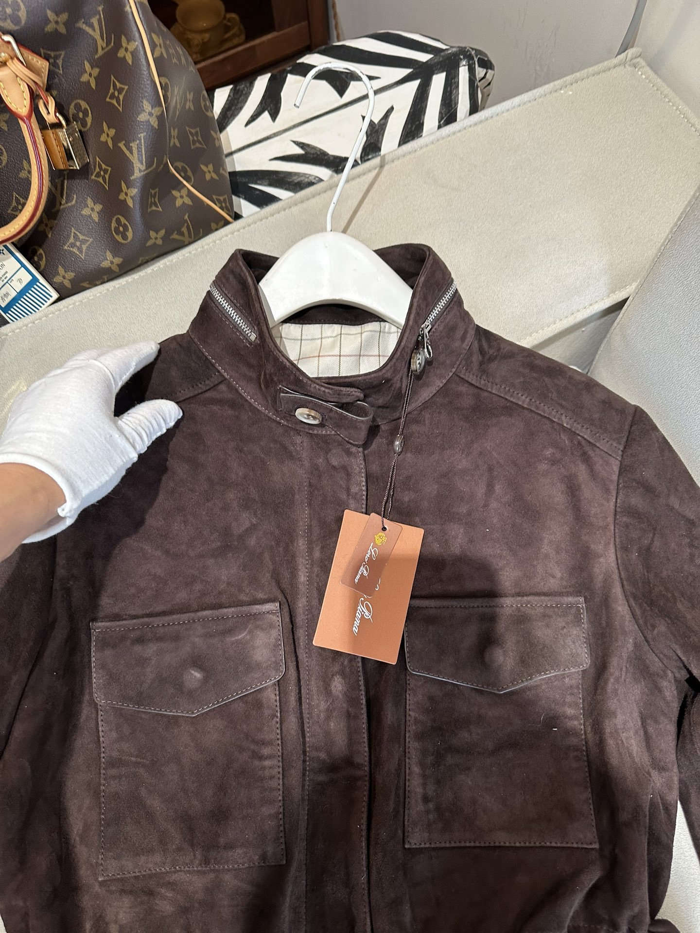 Куртка женская в стиле Loro Piana из натуральной замши тёмно-коричневого цвета с поясом