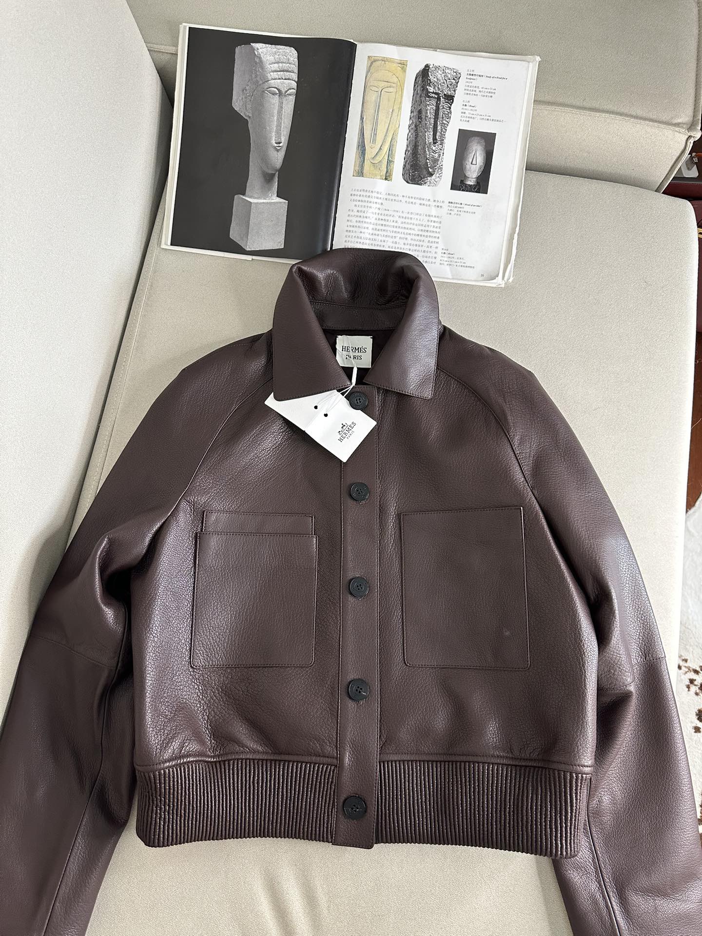 Куртка женская в стиле Hermès коричневого цвета укороченная из натуральной кожи с накладными карманами