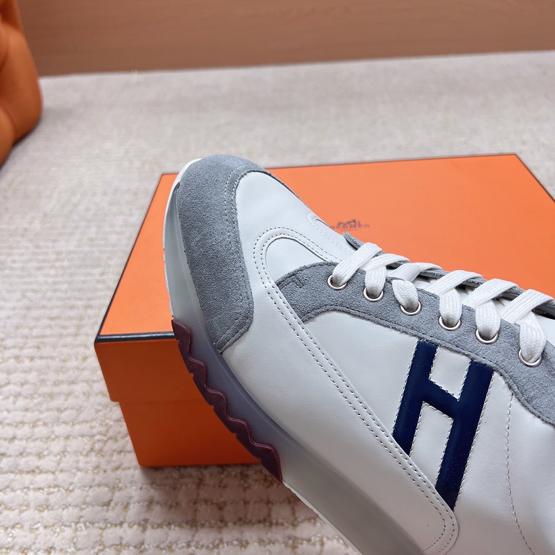 Кроссовки унисекс в стиле Hermes Trail серо-белого цвета с бордовыми вставками