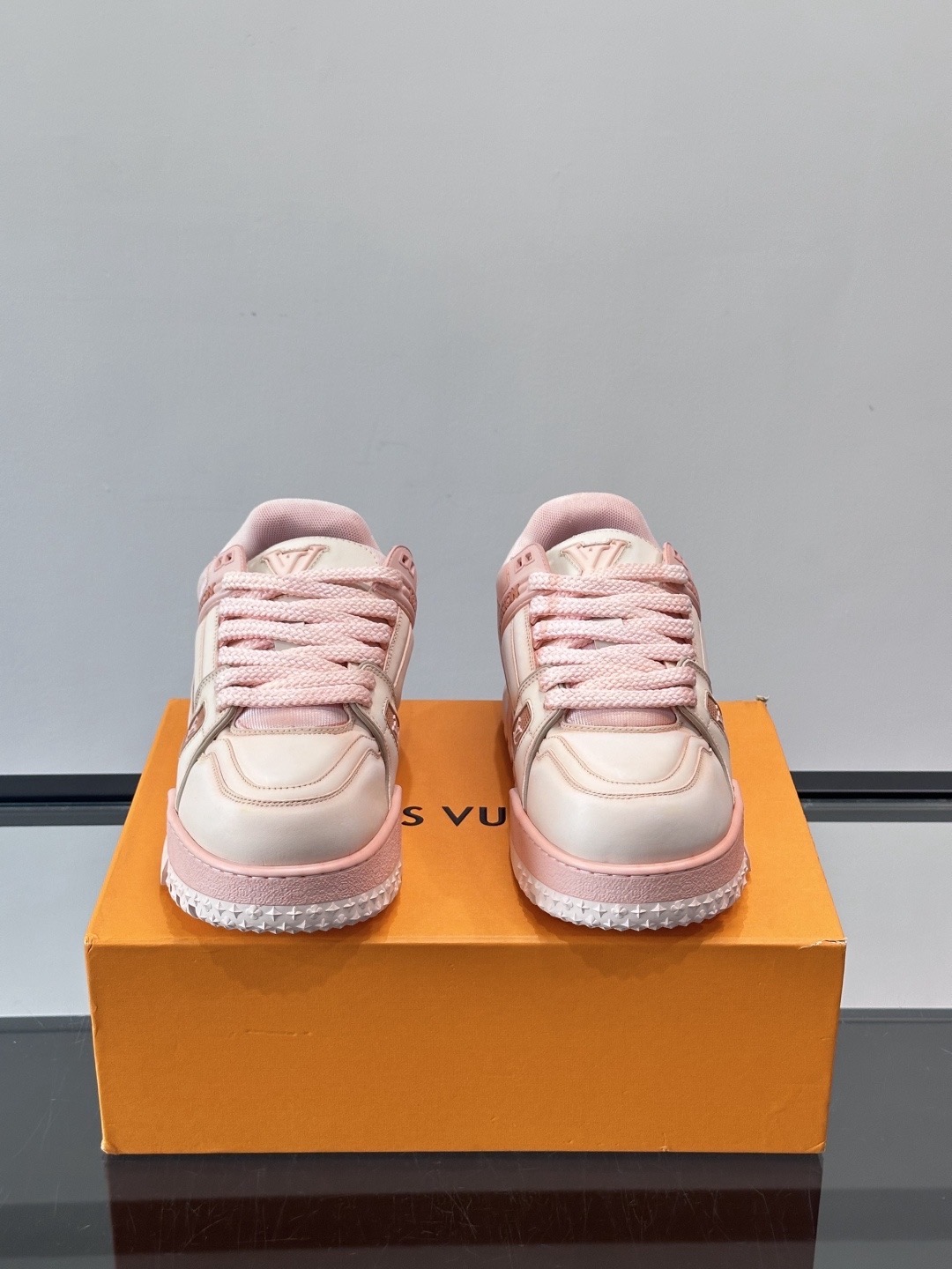 Кроссовки унисекс в стиле Louis Vuitton Trainer розового цвета