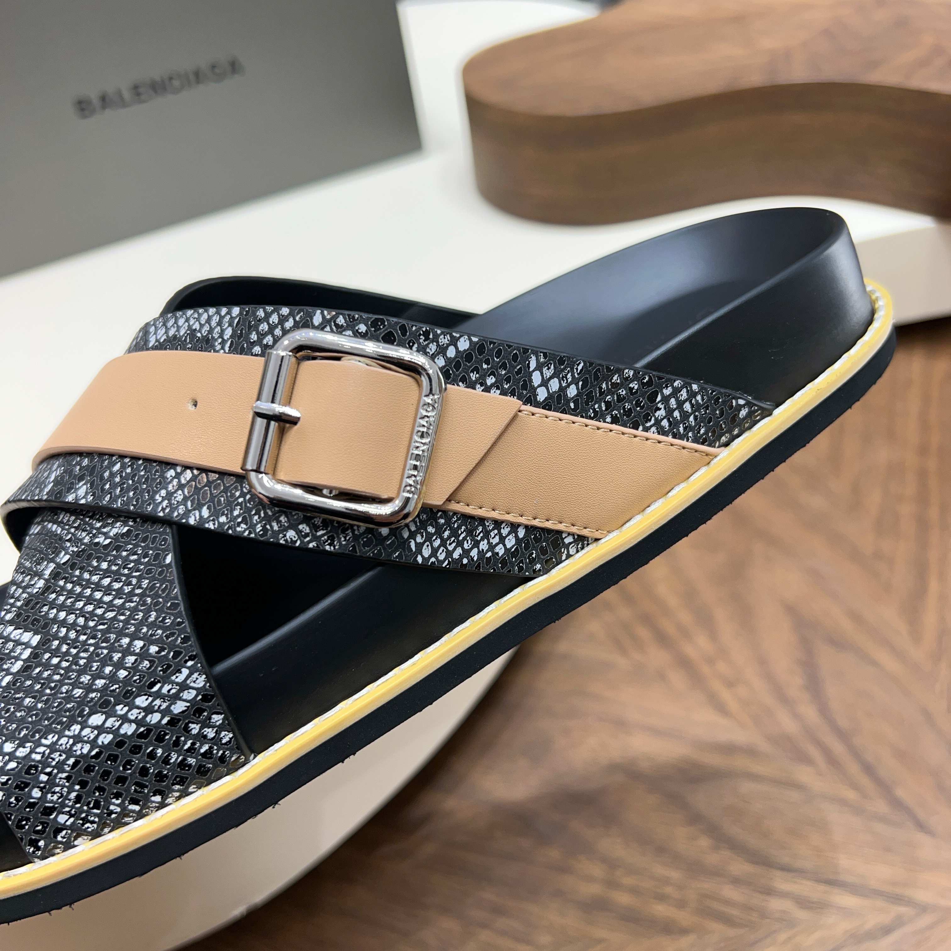 Сандалии мужские в стиле Balenciaga черного цвета