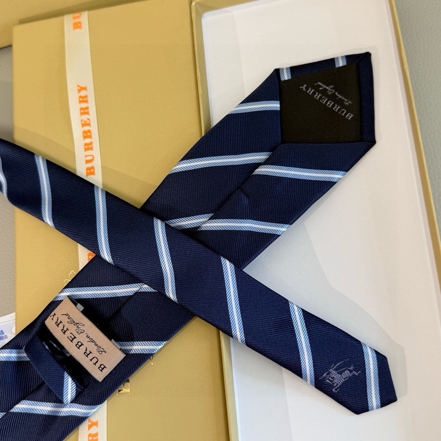 Галстук мужской в стиле Burberry тёмно-синего цвета с диагональными полосами и вышивкой