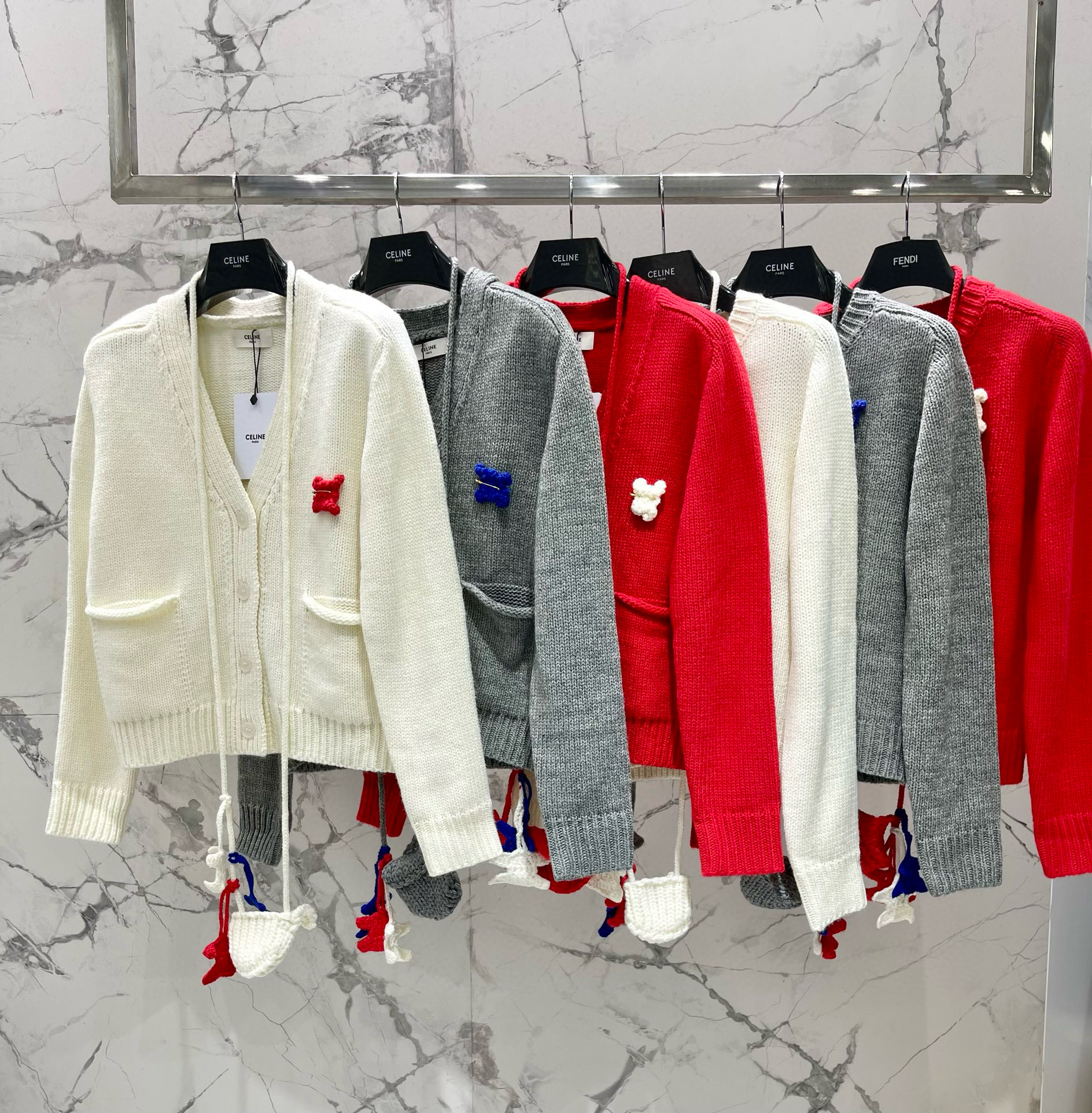 Свитер женский в стиле Celine с фирменной вязкой и акцентной вышивкой