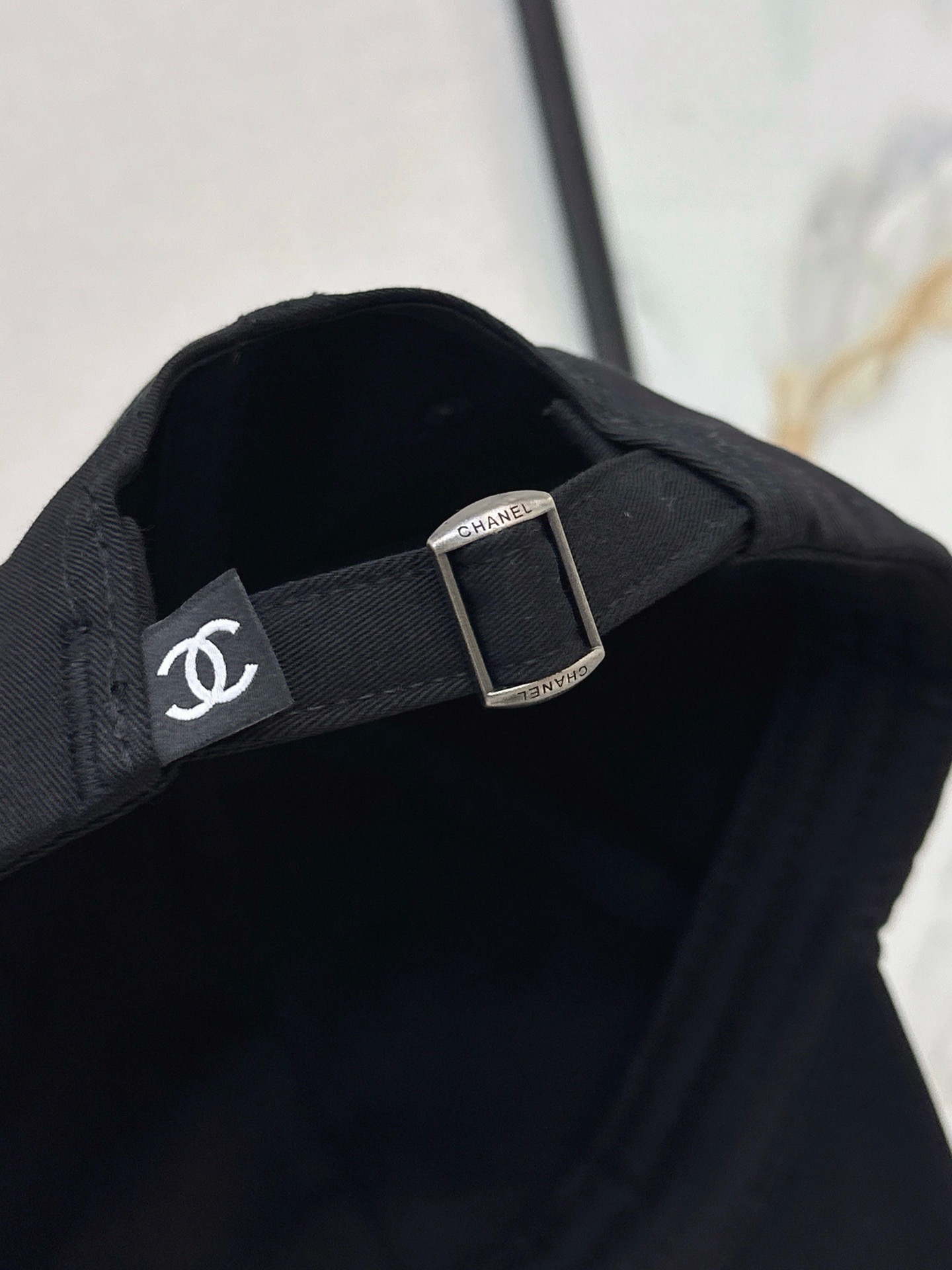 Бейсболка женская Chanel чёрного цвета с вышитым логотипом