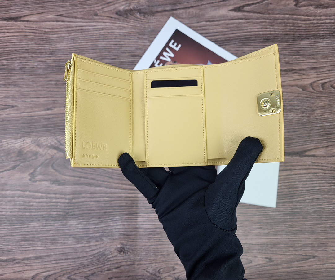Кошелёк женский в стиле Loewe L1104 жёлтого цвета