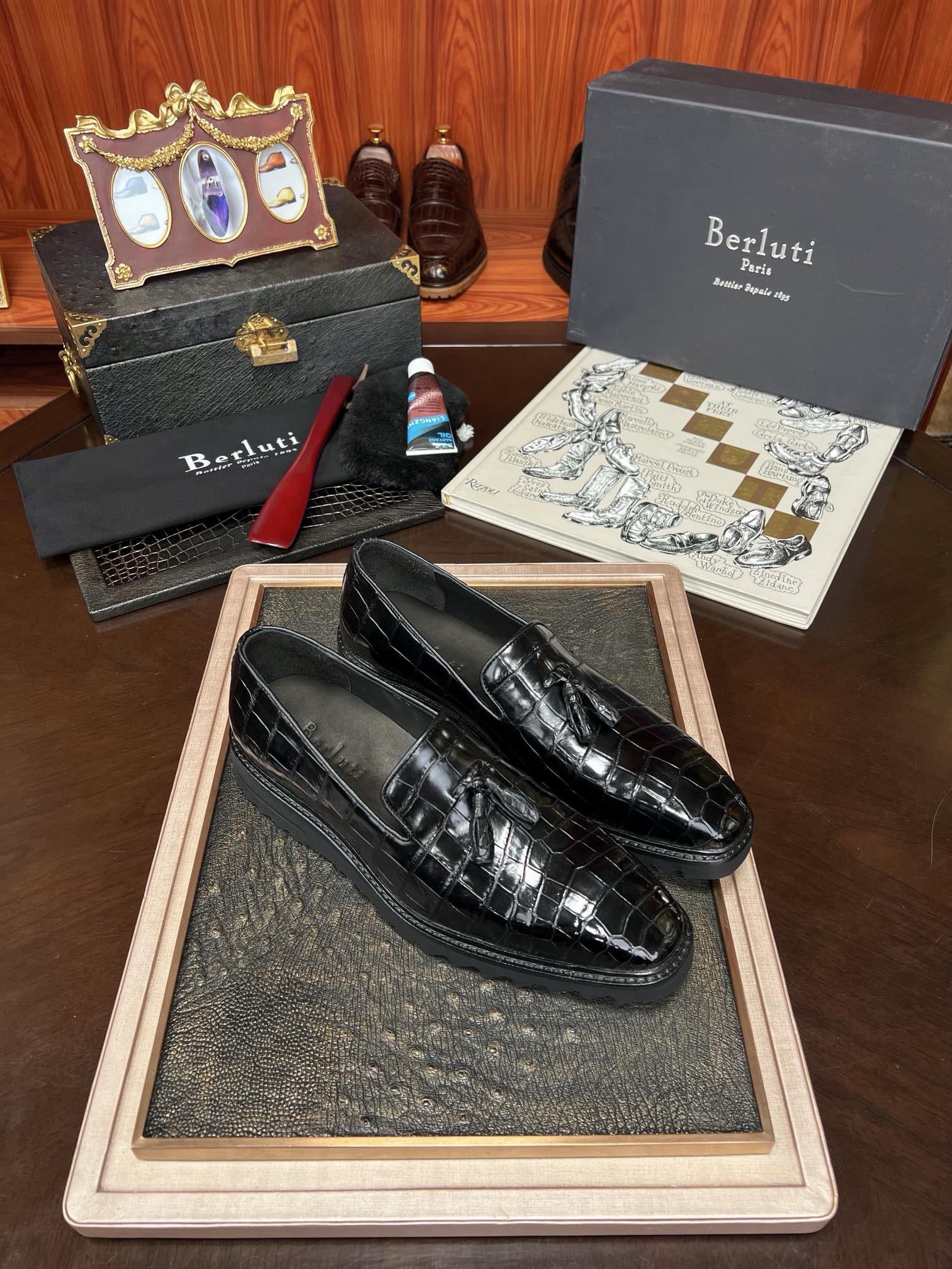 Лоферы мужские в стиле Berluti из кожи крокодила черного цвета