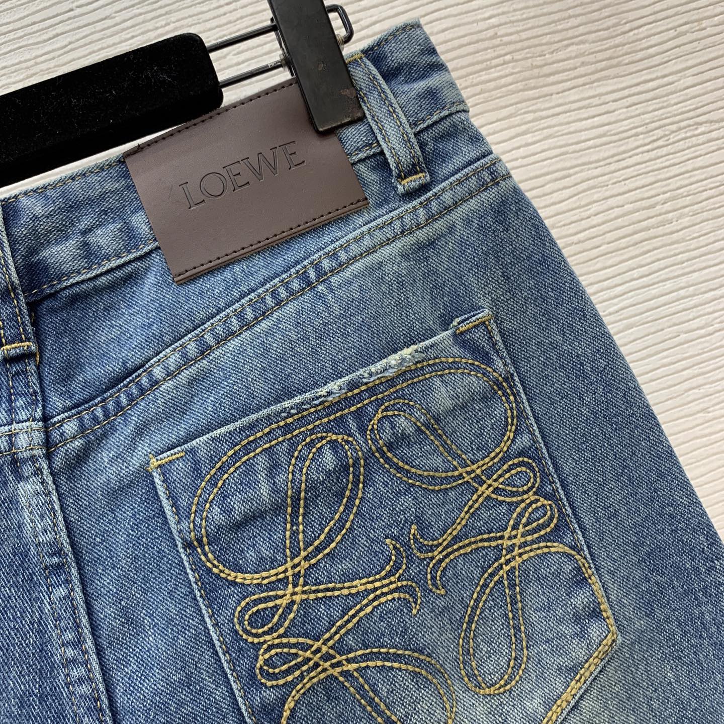 Джинсы женские в стиле Loewe синего цвета прямого кроя с декоративной вышивкой