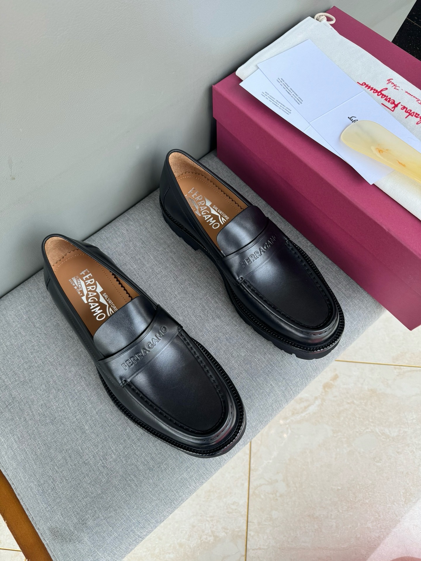 Лоферы мужские в стиле Salvatore Ferragamo из натуральной кожи черного цвета