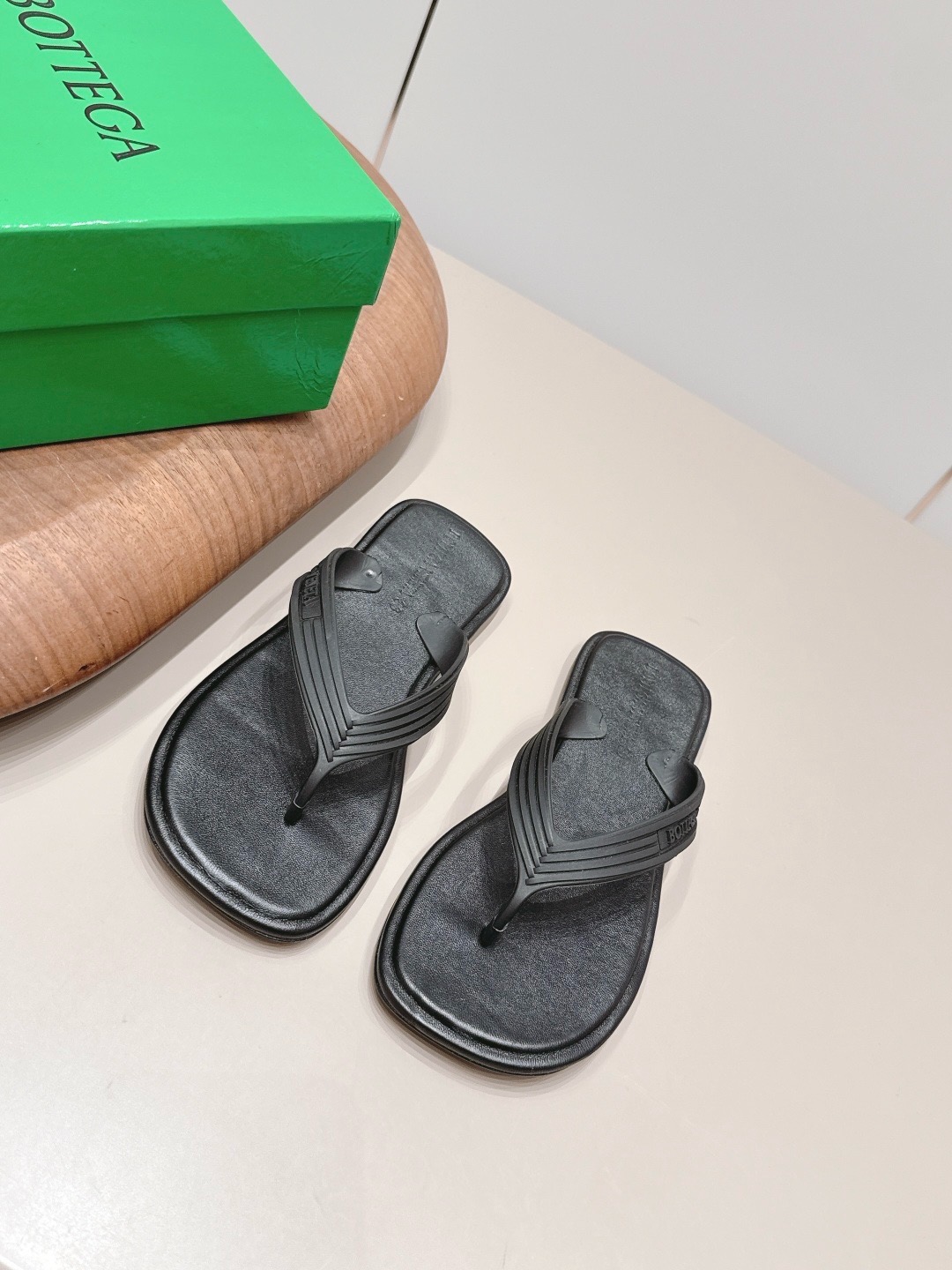 Шлепанцы женские в стиле Bottega Veneta A26 из гладкого PU со стелькой из натуральной кожи черного цвета