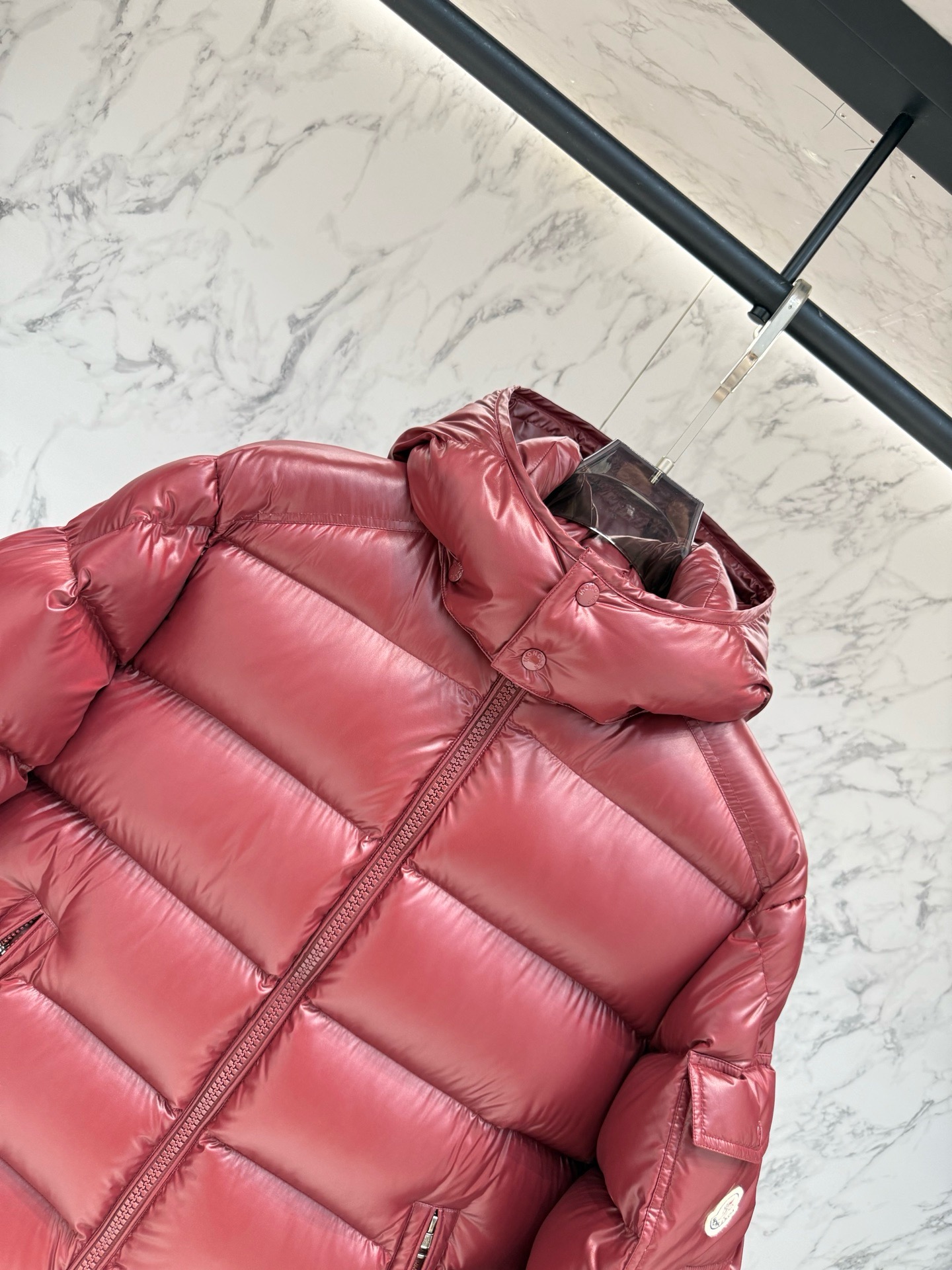 Пуховик мужской Moncler Maya бордового цвета с капюшоном и натуральным пухом