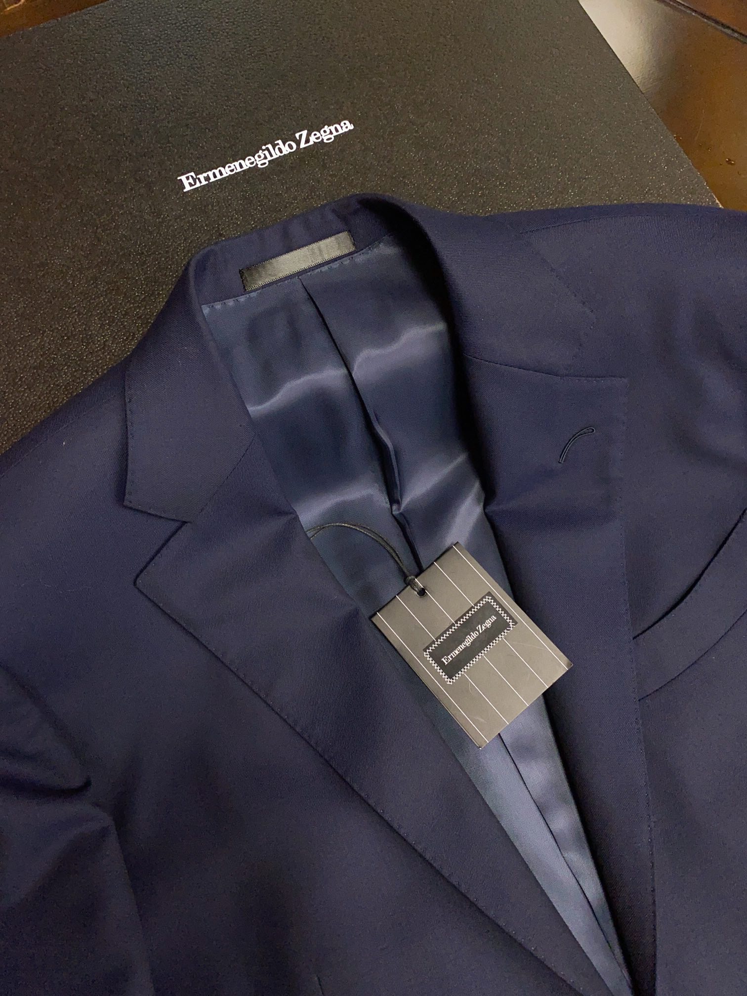 Костюм мужской в стиле Zegna из шерсти тёмно-синего цвета с классическим силуэтом
