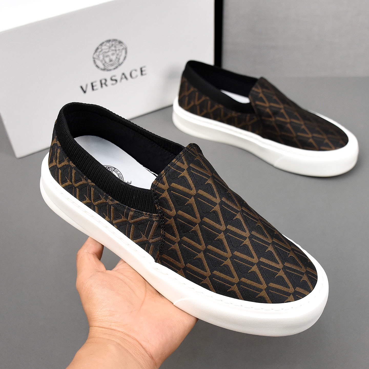 Слипоны мужские в стиле Versace с геометрическим узором чёрного цвета