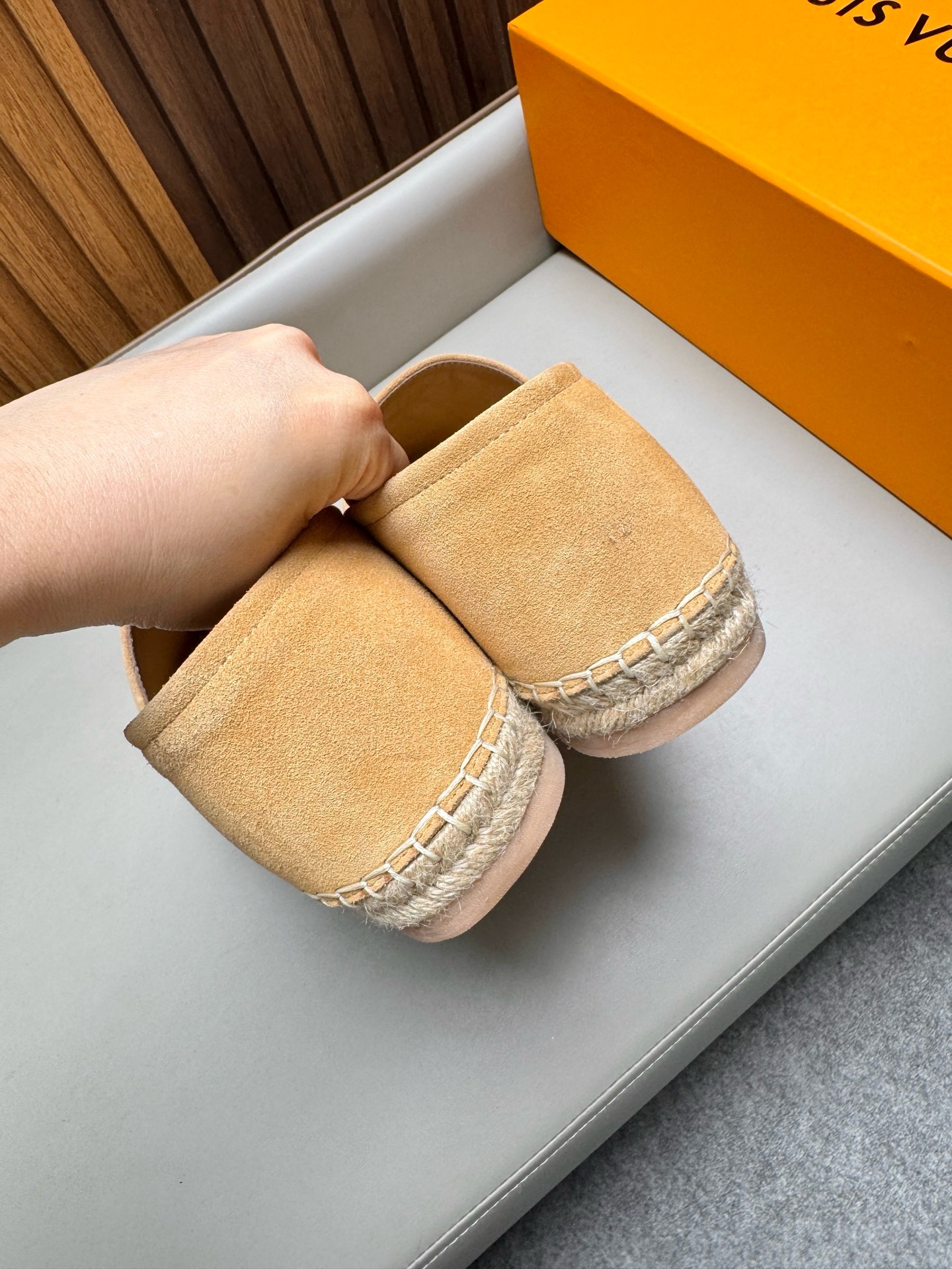 Эспадрильи мужские в стиле Louis Vuitton из натуральной замши бежевого цвета