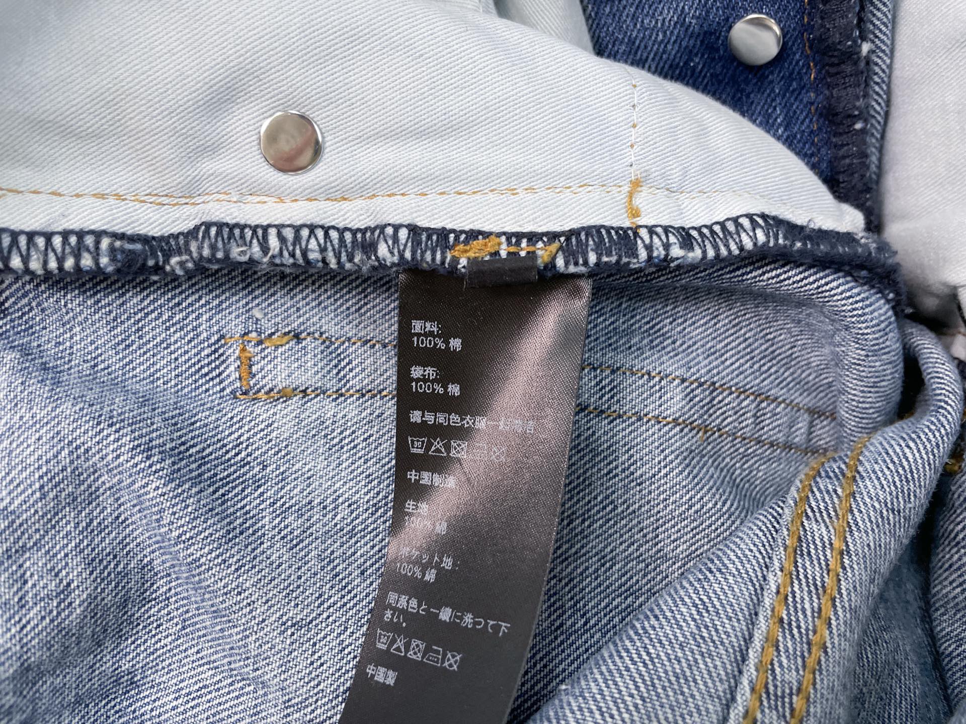 Джинсы женские в стиле Celine из денима голубого цвета с кожаным патчем и классической посадкой