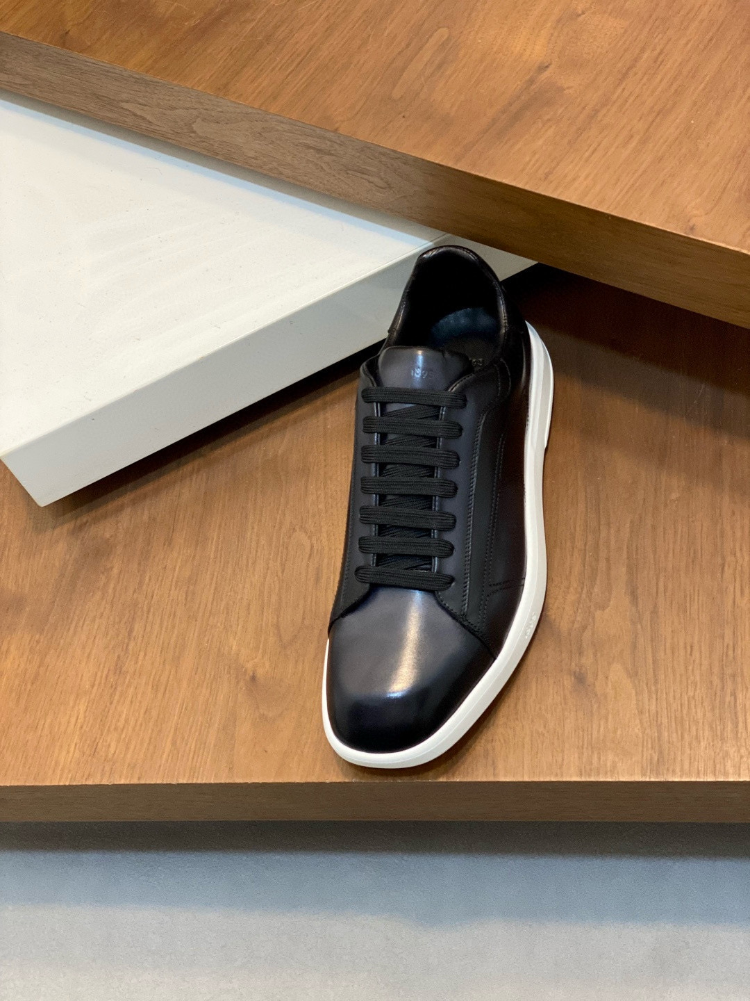 Кроссовки мужские в стиле Berluti чёрного цвета с белой подошвой