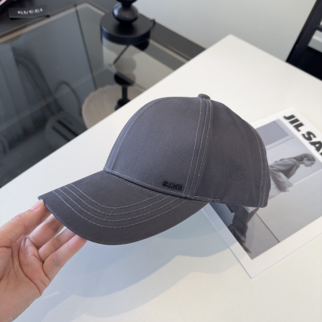 Кепка женская в стиле Gucci из хлопковой ткани серого цвета с логотипом
