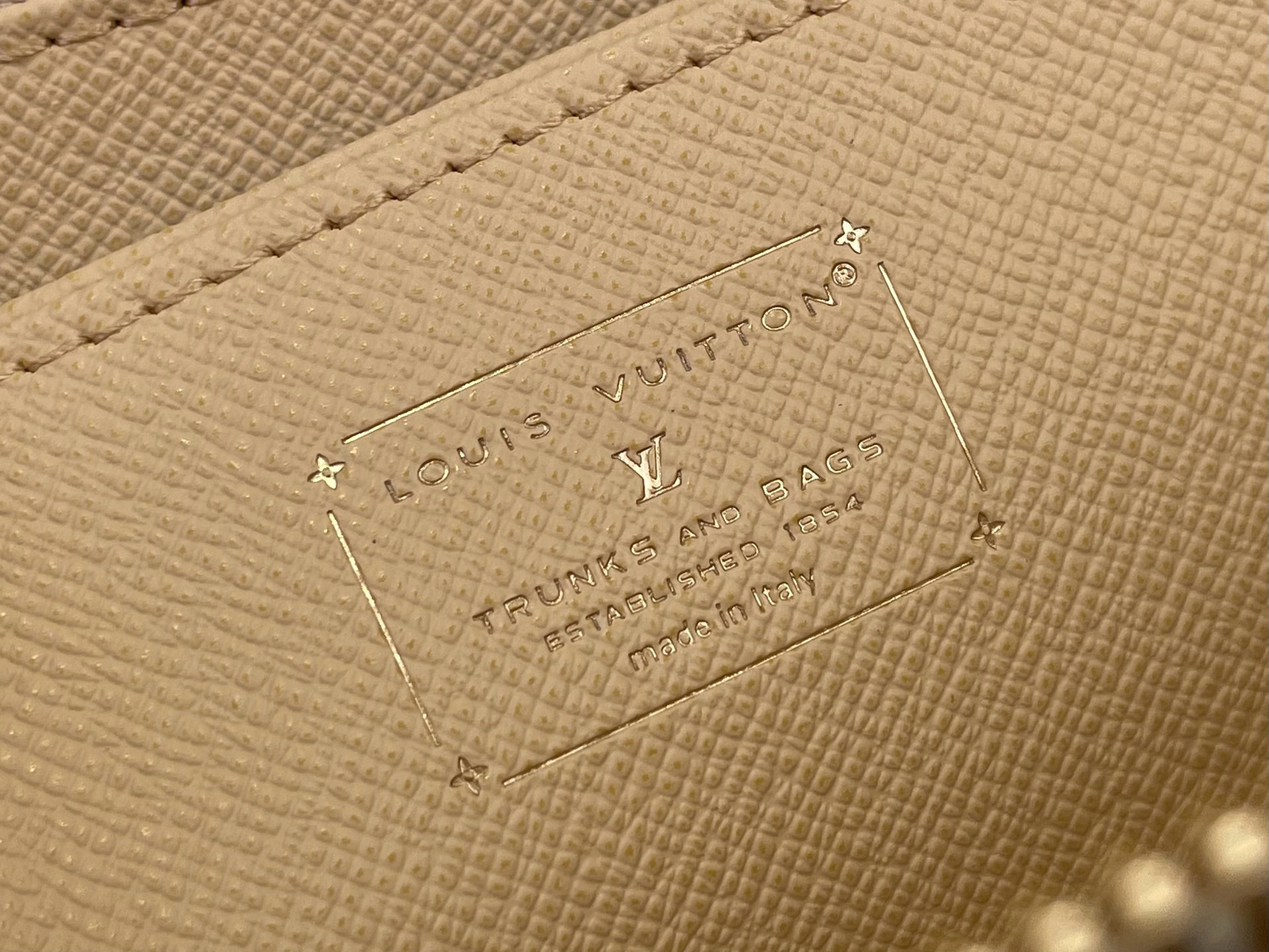 Кошелёк женский Louis Vuitton Zippy бежевого цвета