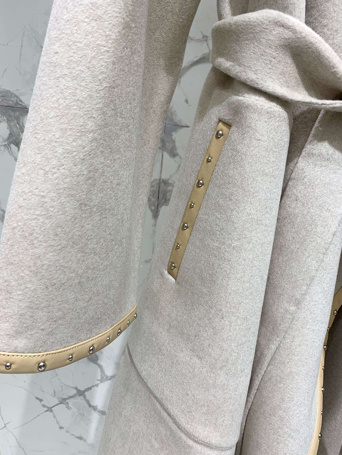 Пальто женское в стиле Hermès из шерсти с кожаными вставками и заклёпками в бежевом цвете