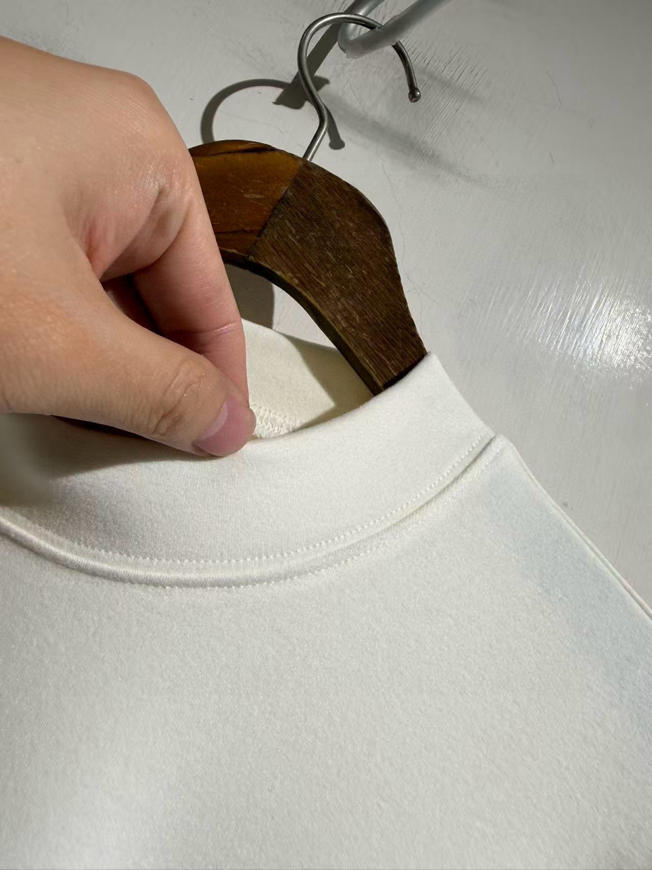 Лонгслив мужской в стиле Dior из смесового хлопка белого цвета с утепляющей основой