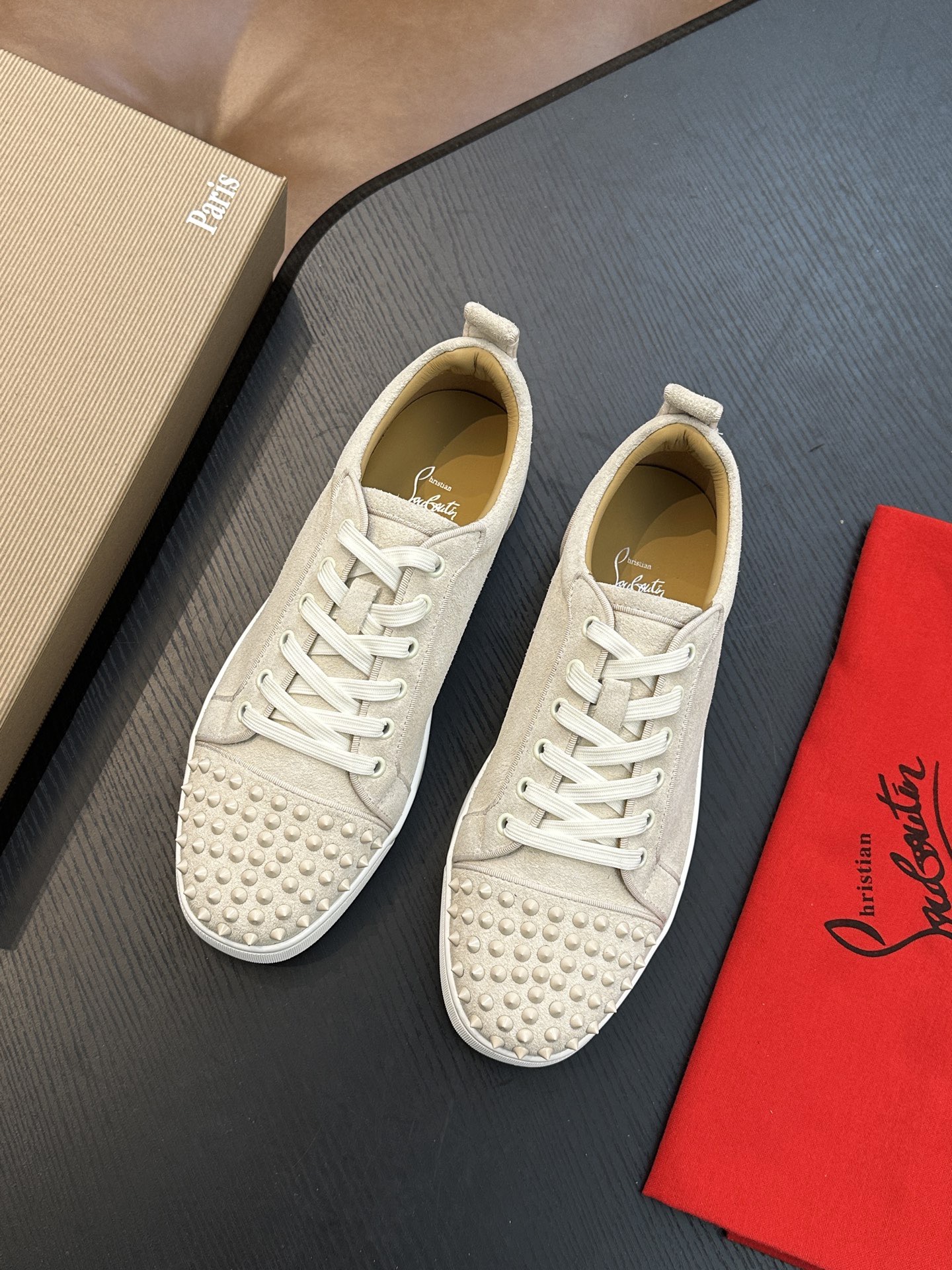 Кроссовки мужские в стиле Christian Louboutin молочно-белого цвета с шипами и белой подошвой