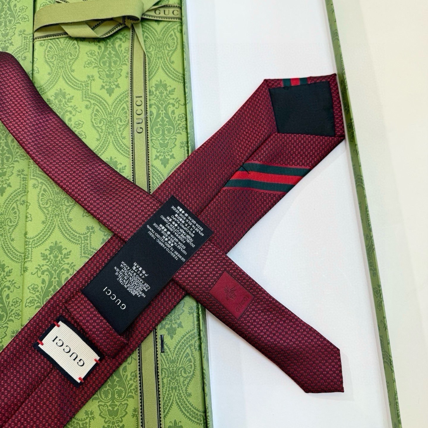 Галстук мужской в стиле Gucci бордового цвета с фирменной полосой