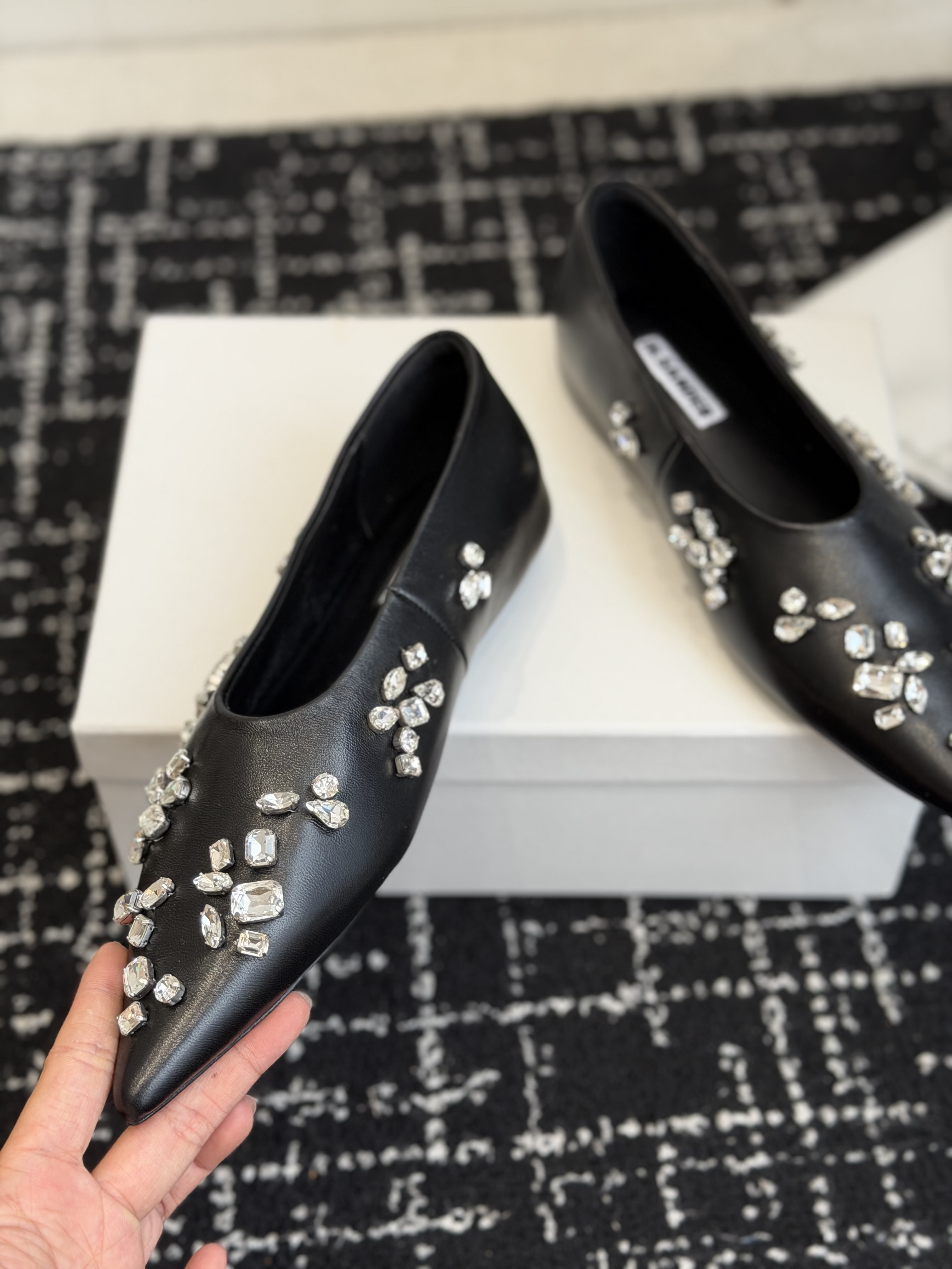 Балетки женские в стиле Jil Sander с кристаллами черного цвета