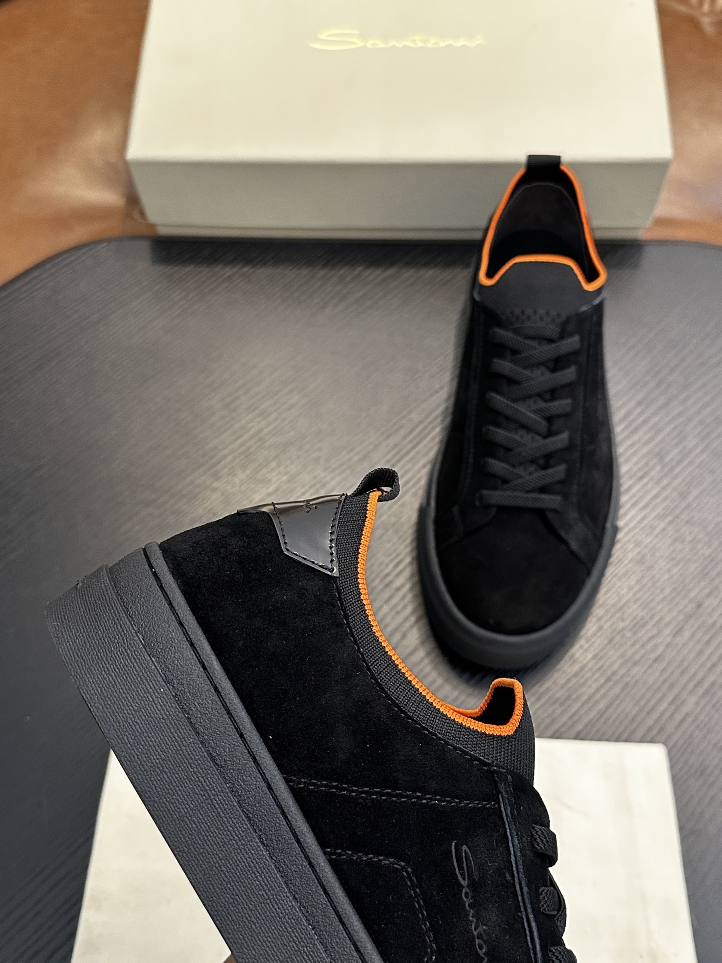 Кроссовки мужские в стиле Santoni из натуральной кожи черного цвета