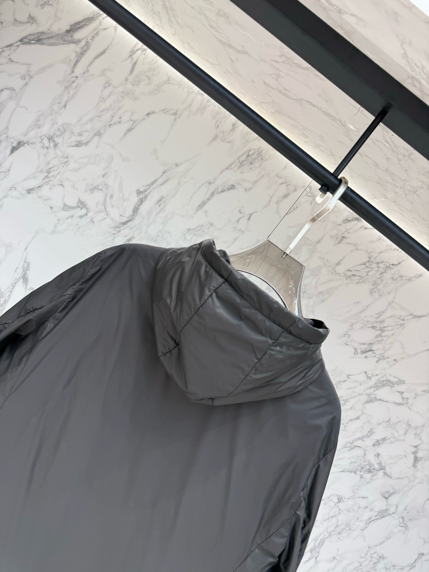 Куртка Prada Re-Nylon чёрного цвета с капюшоном и пуховым утеплением