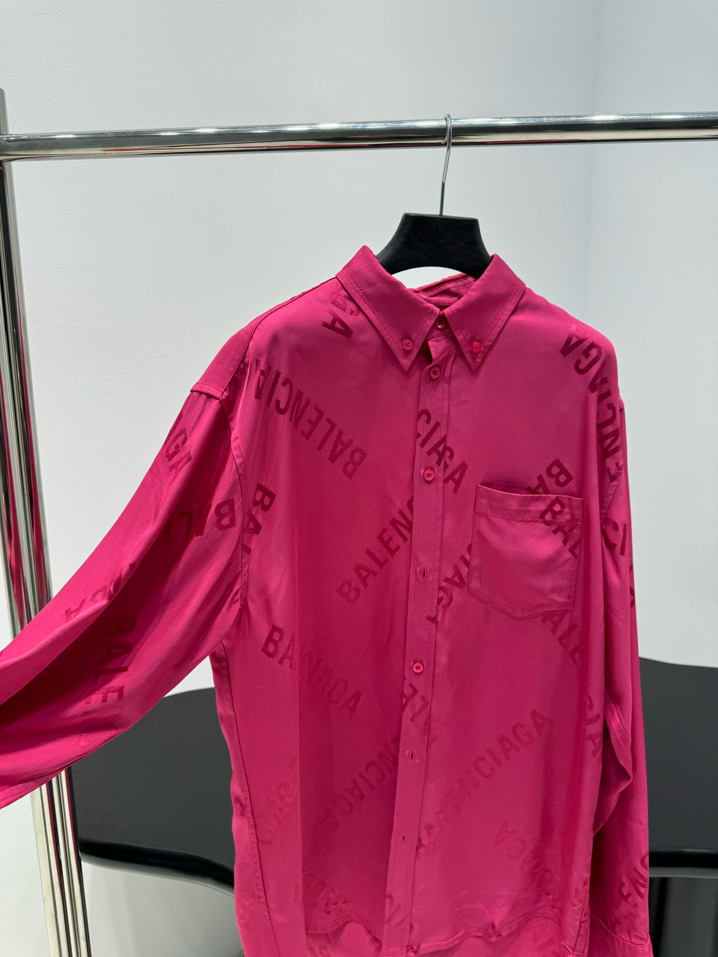 Рубашка женская в стиле Balenciaga Logomania из шёлковой жаккардовой ткани розового цвета