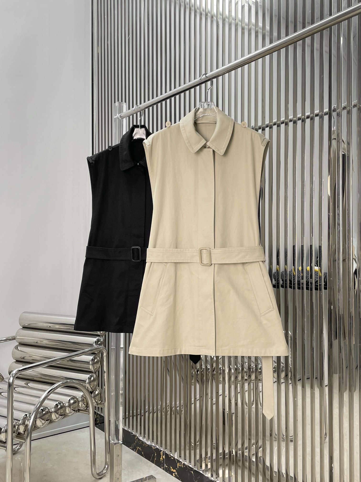 Тренч женский в стиле The Row чёрного и бежевого цвета с поясом и трансформируемым дизайном