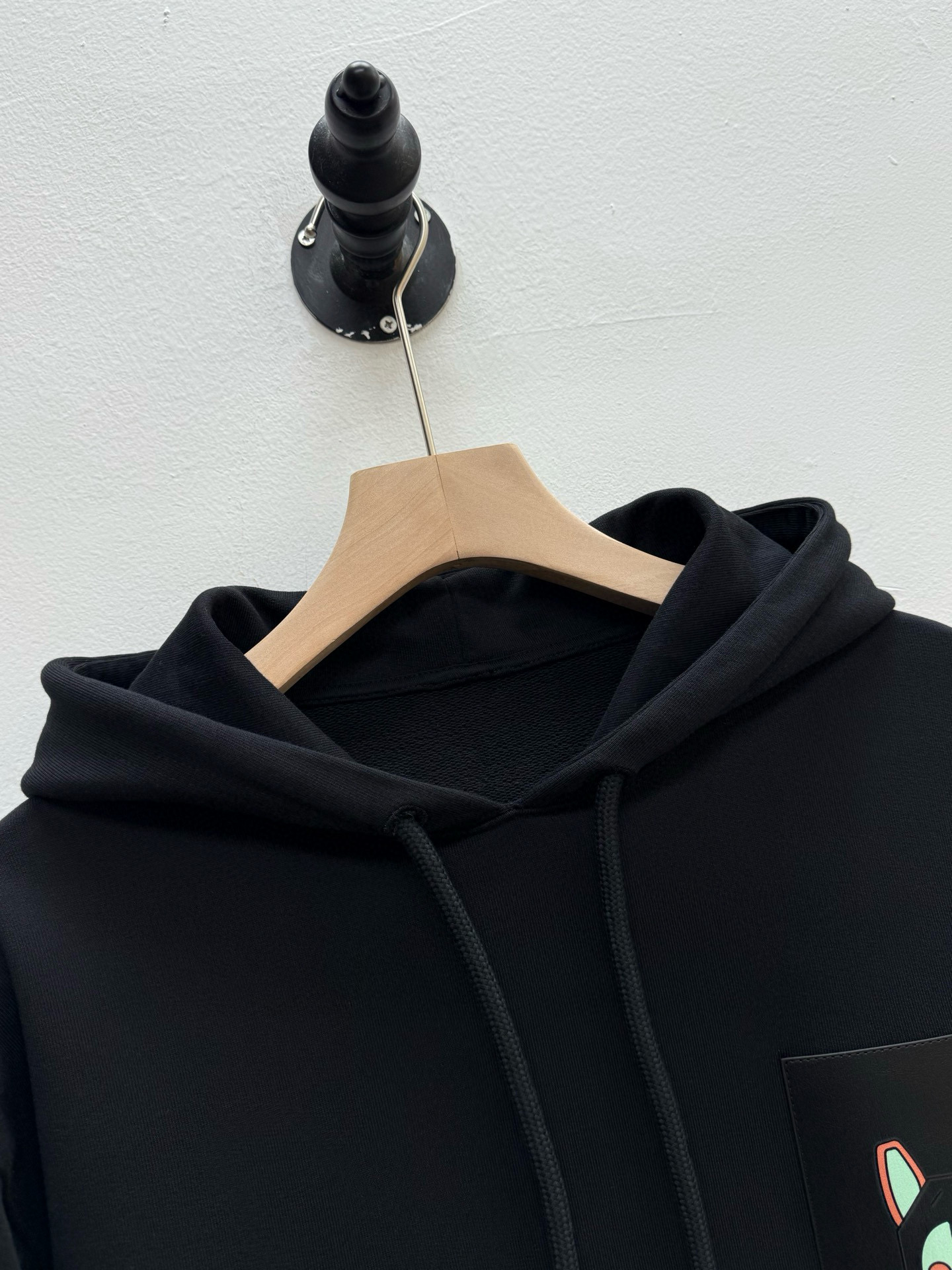 Худи мужское в стиле Loewe Loe из махрового хлопка чёрного цвета с кожаным накладным карманом