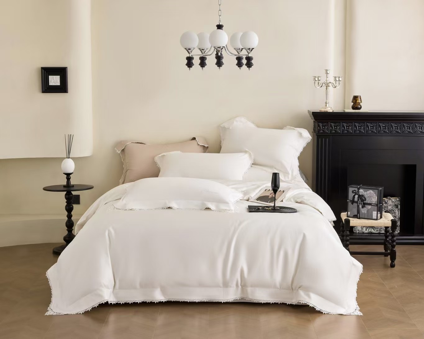 Комплект постельного белья в стиле Blumarine с кружевной отделкой из сатина люкс 100% хлопок (Евро)