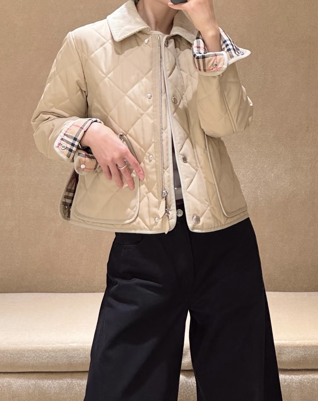 Куртка женская в стиле Burberry укороченная светло-коричневого цвета с вельветовым воротником