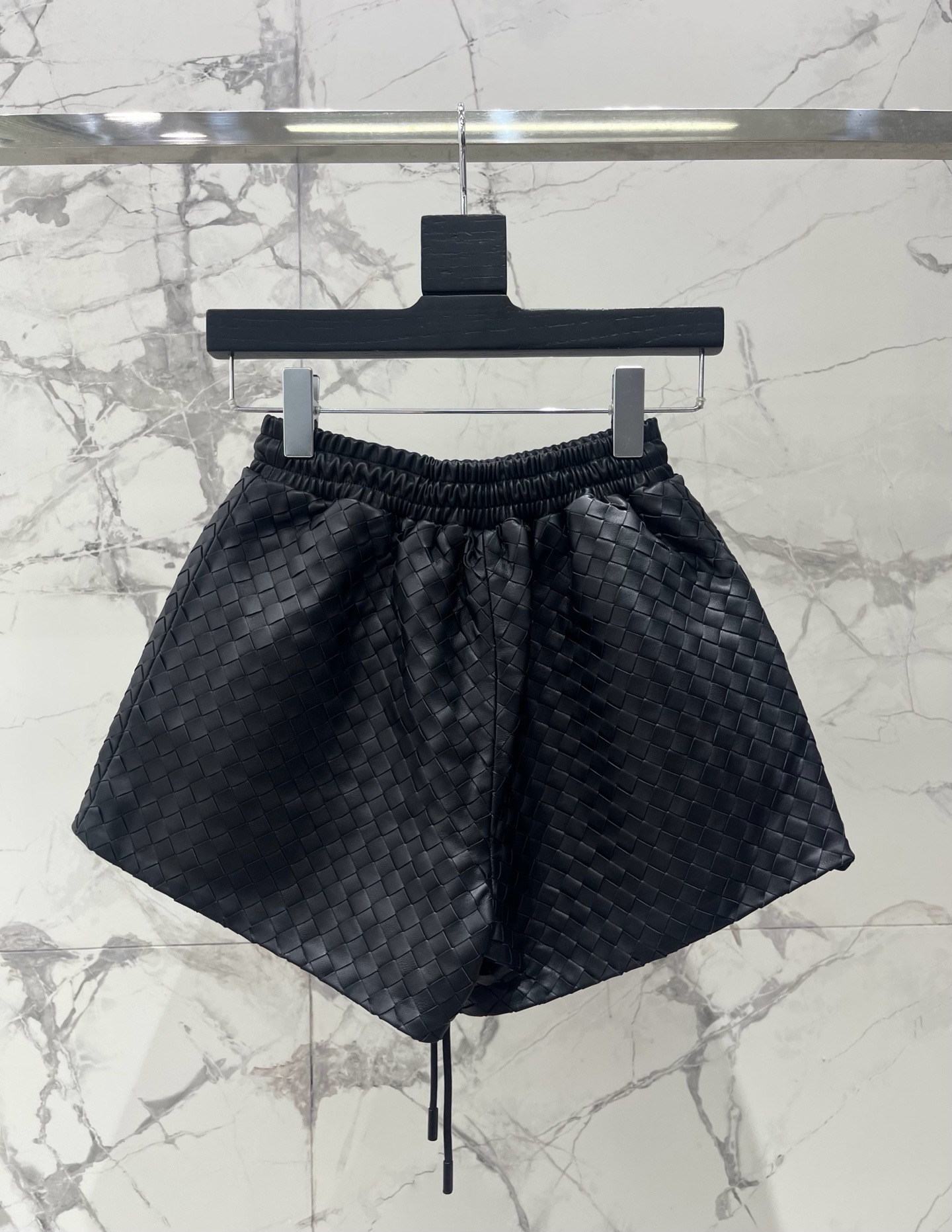 Костюм женский Bottega Veneta чёрного цвета с плетением Intrecciato