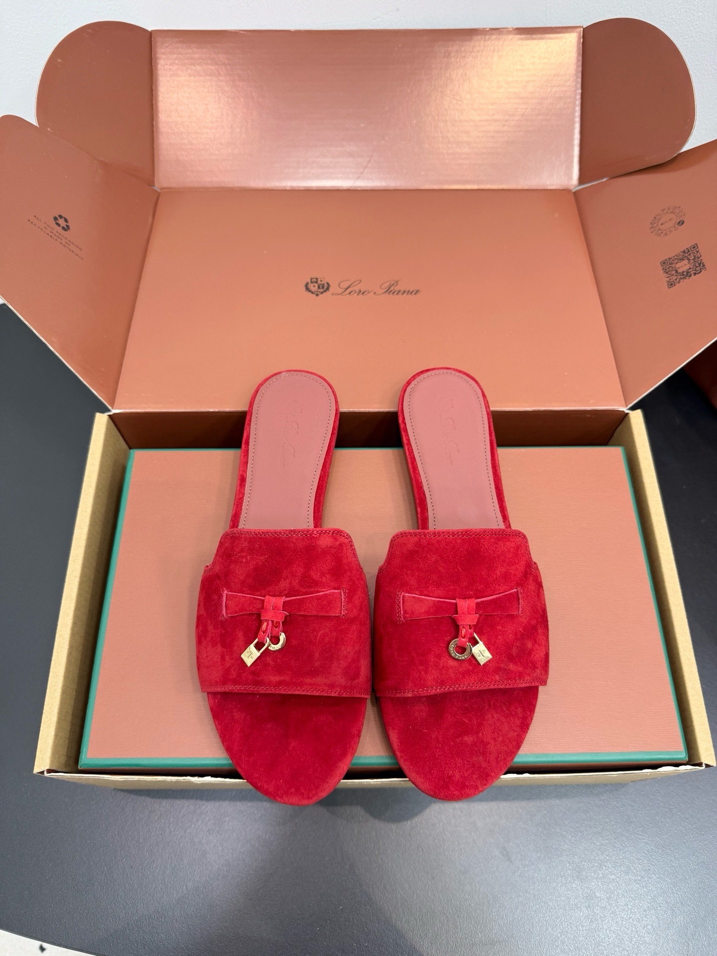 Шлепанцы женские в стиле Loro Piana My Charms красного цвета