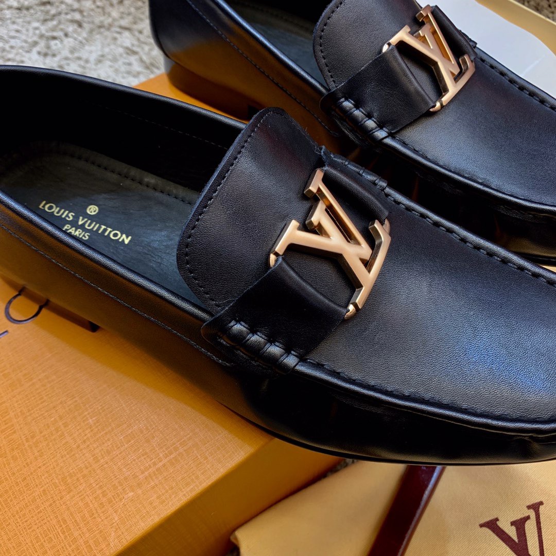 Лоферы мужские в стиле Louis Vuitton из натуральной кожи чёрного цвета с логотипом LV