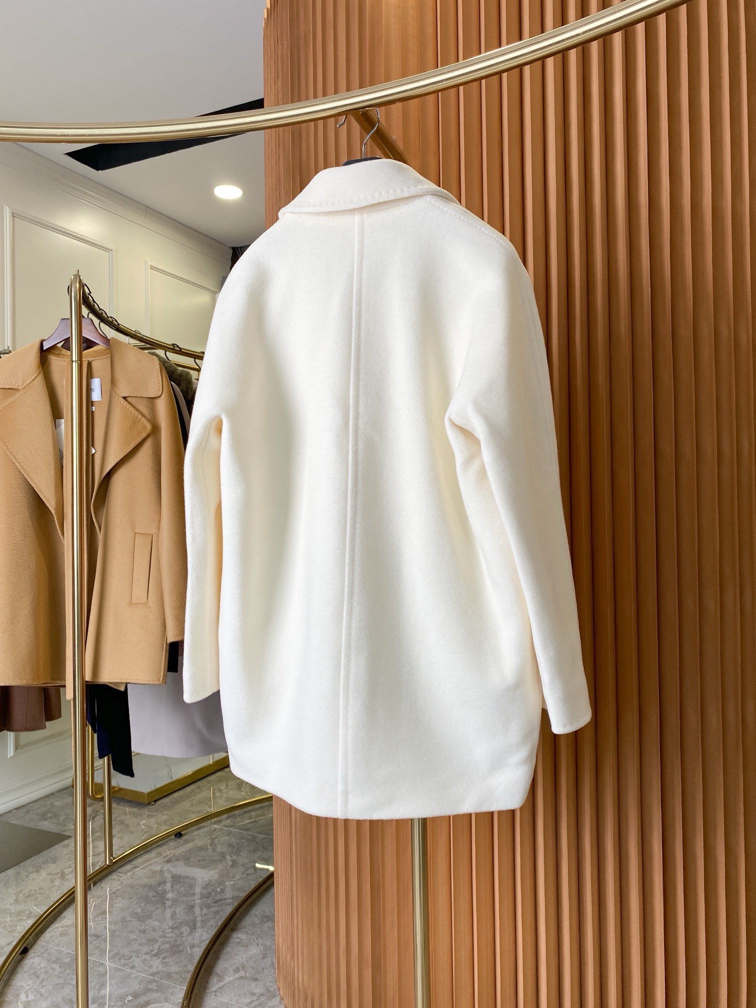 Пальто женское Max Mara Short 101801 Icon Coat белого цвета