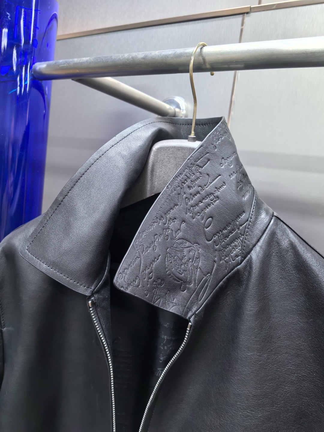 Куртка мужская Berluti чёрного цвета с отложным воротником и ремешками по низу